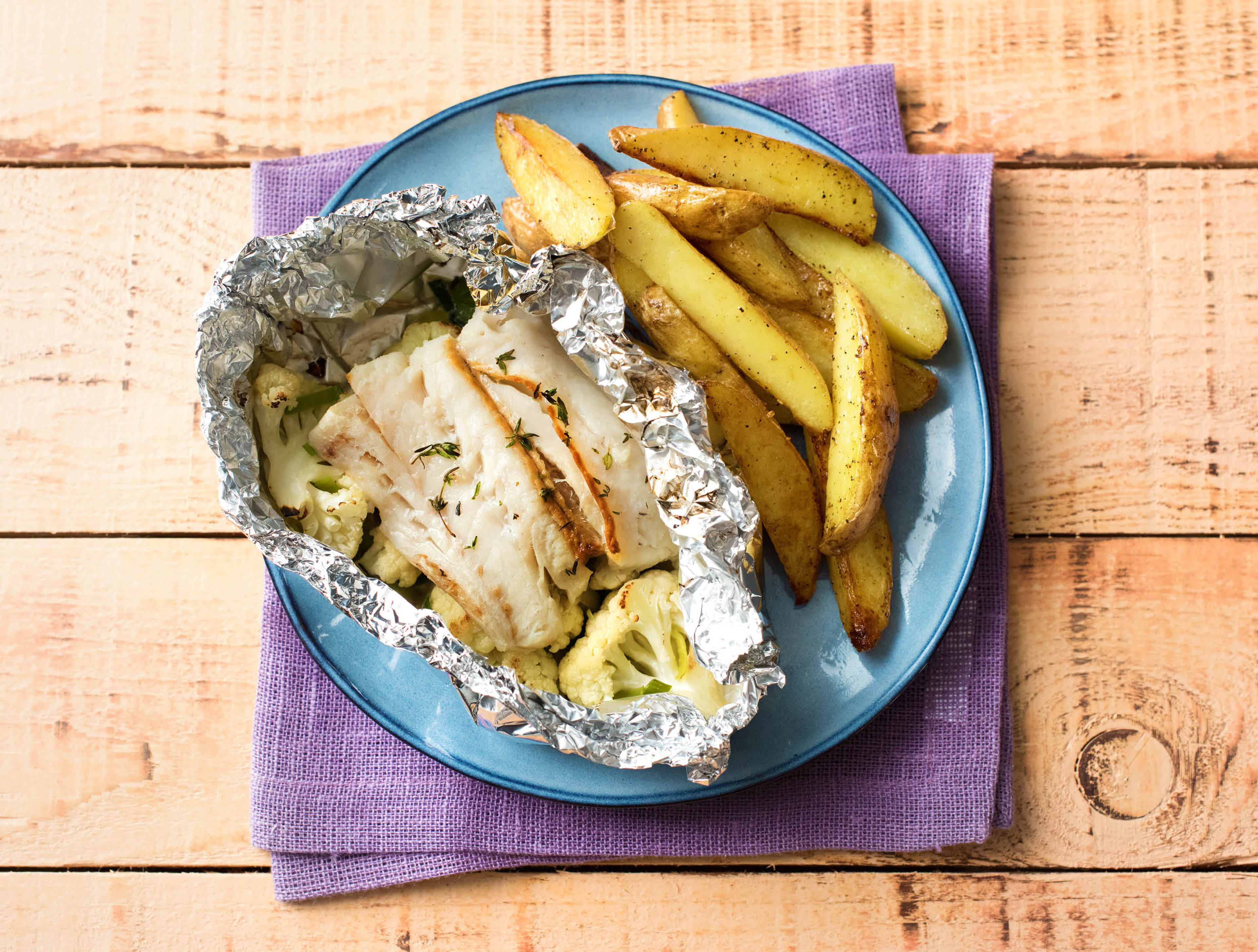 Paquet de poisson avec filet de merlu au thym citron, avec pommes de terre au four dans leur peau
