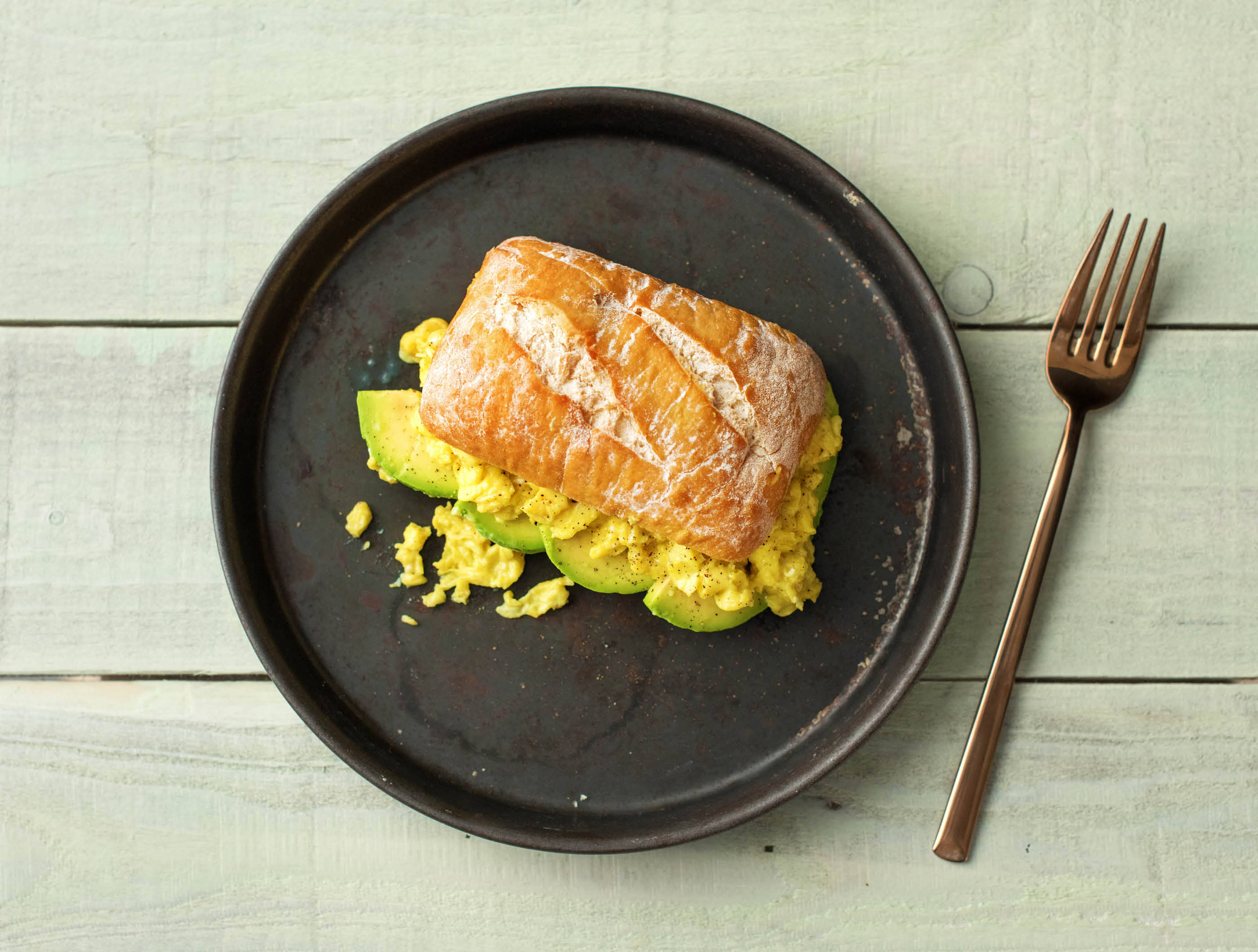 Oeufs brouillés et avocat