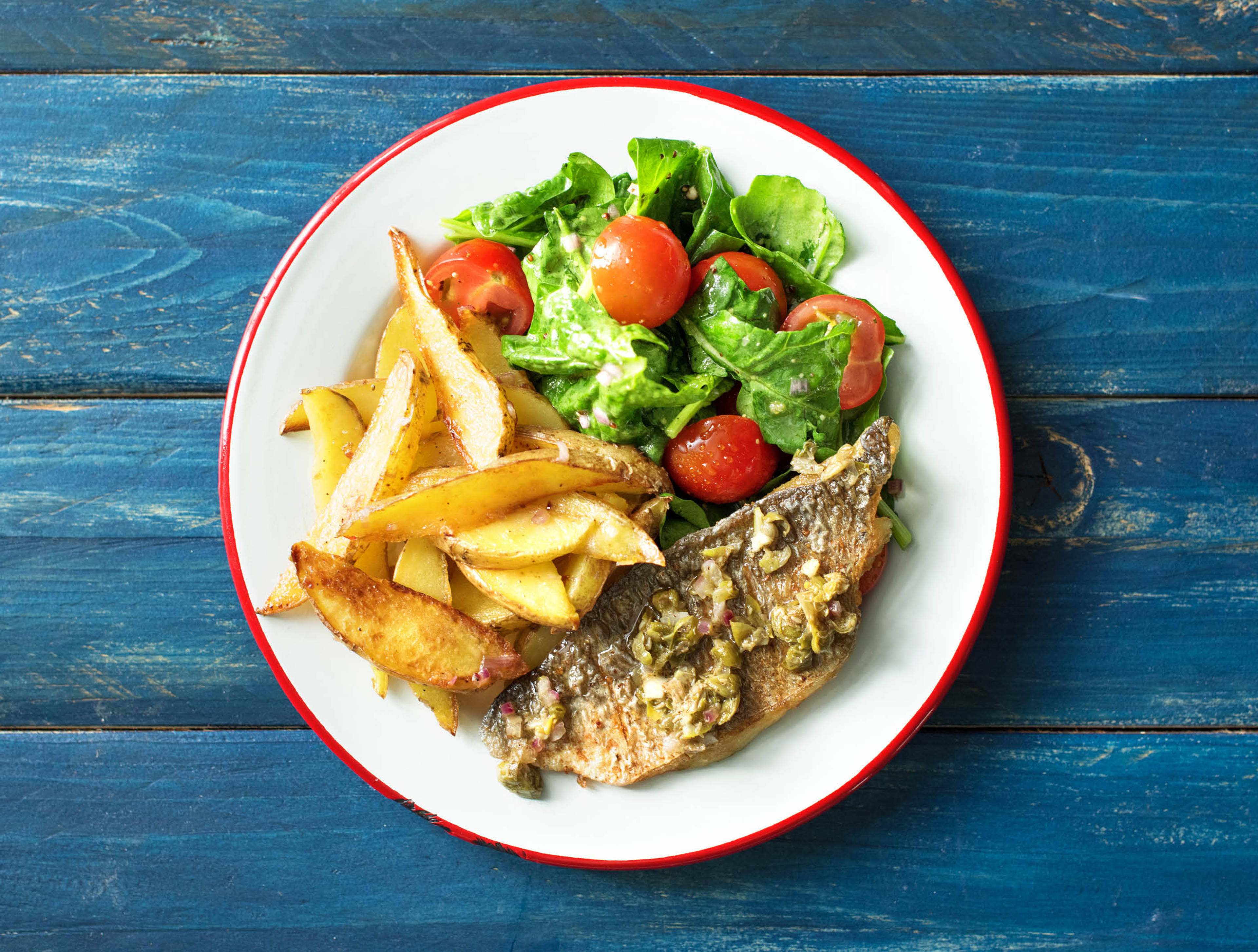 Dorade à l’étuvée à la sauce au beurre et aux câpres et salade piquante