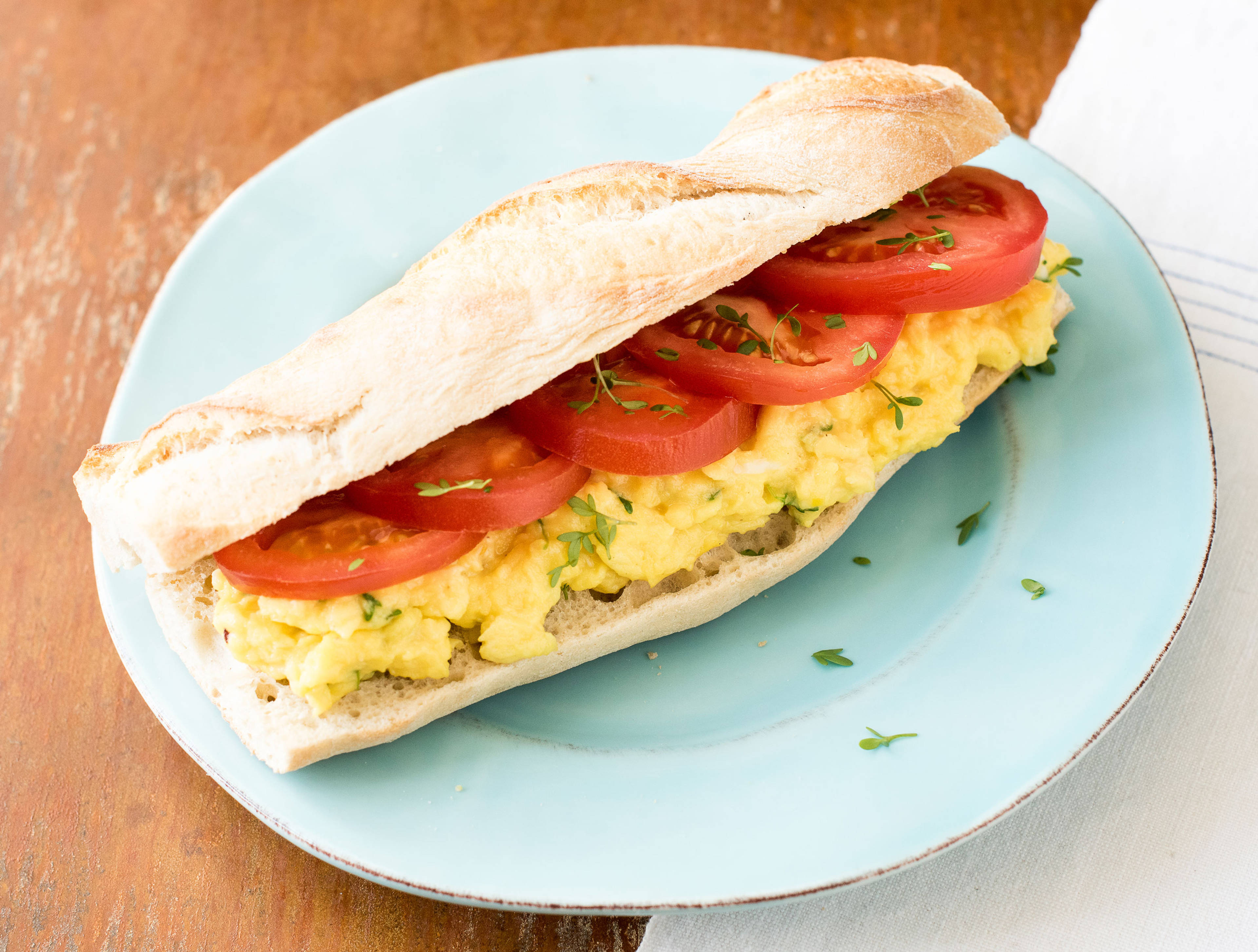Baguette à l'épeautre aux œufs brouillés, à la tomate et au cresson