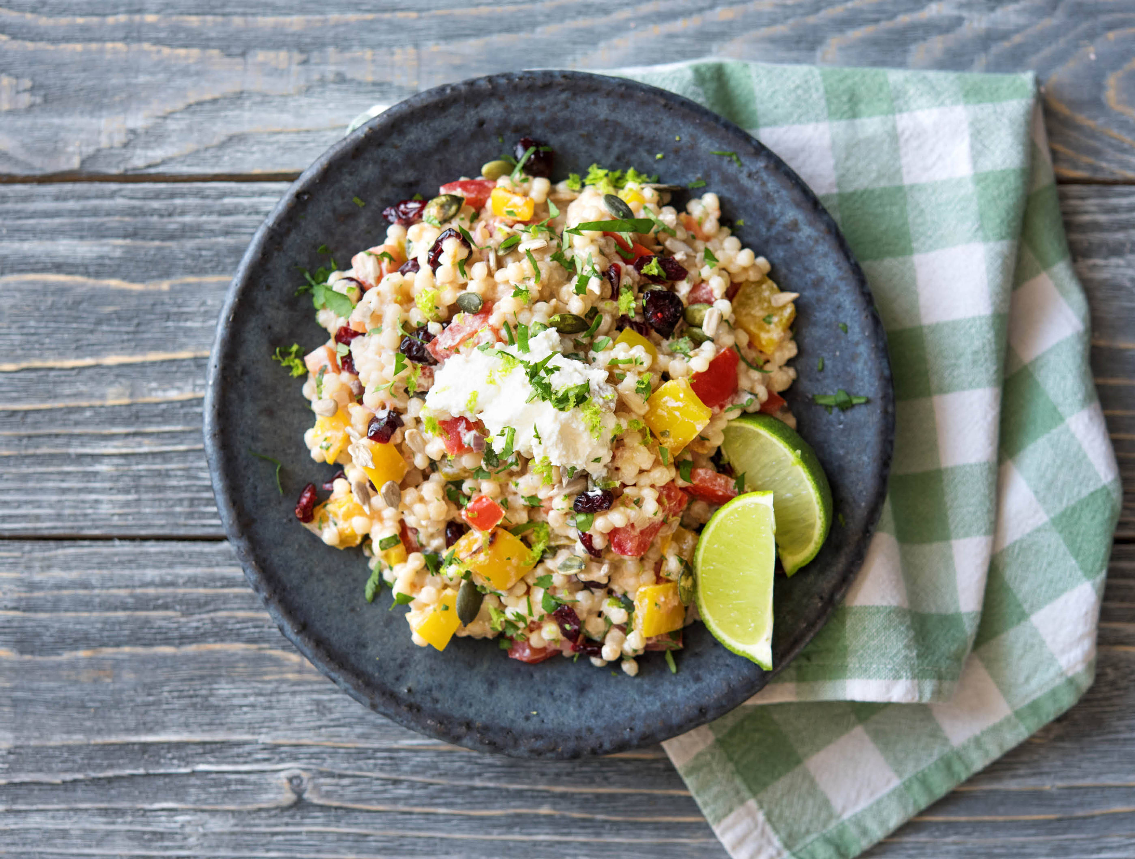 Couscous perlé à la coriandre fraîche, à la ricotta et accompagné d’un mélange de canneberges et de graines