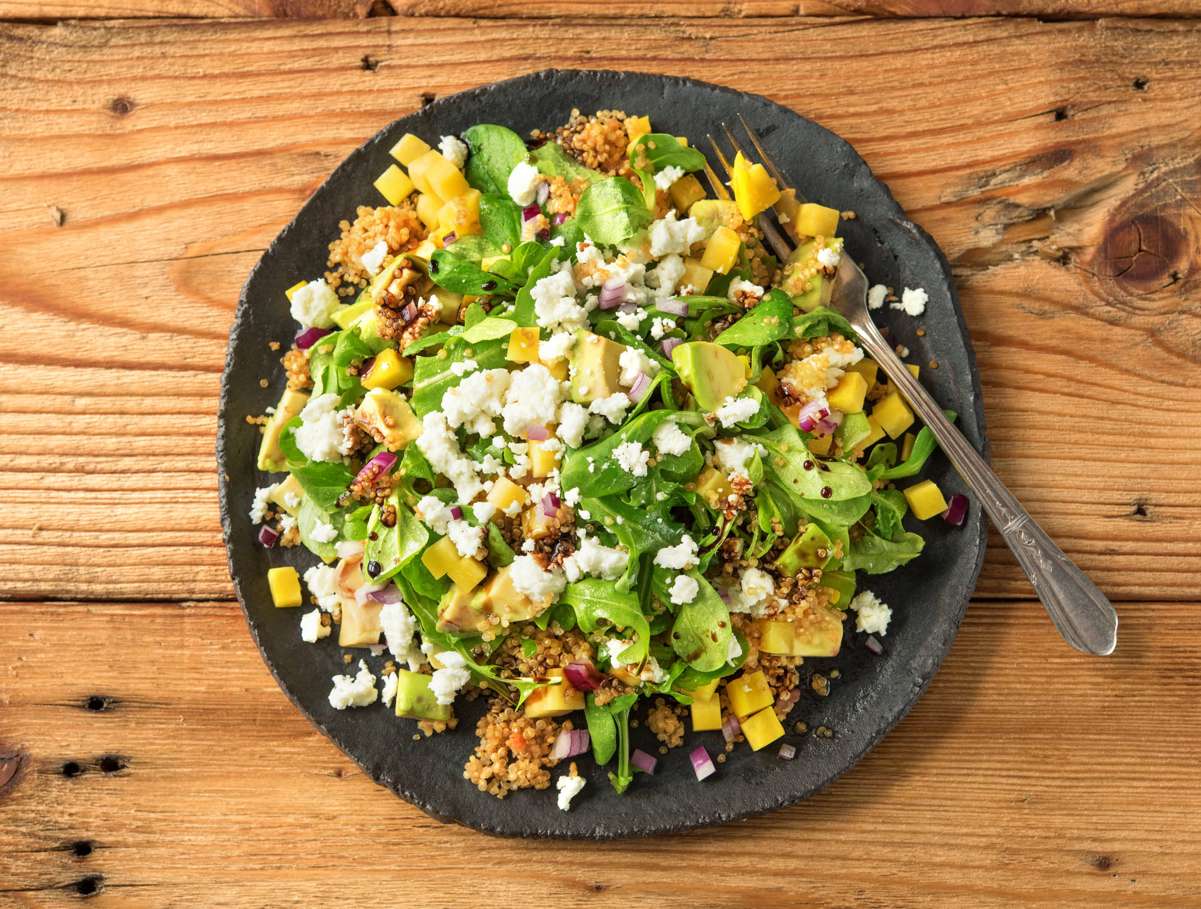 Salade de quinoa chaude à la betterave jaune, à l’avocat et à la feta