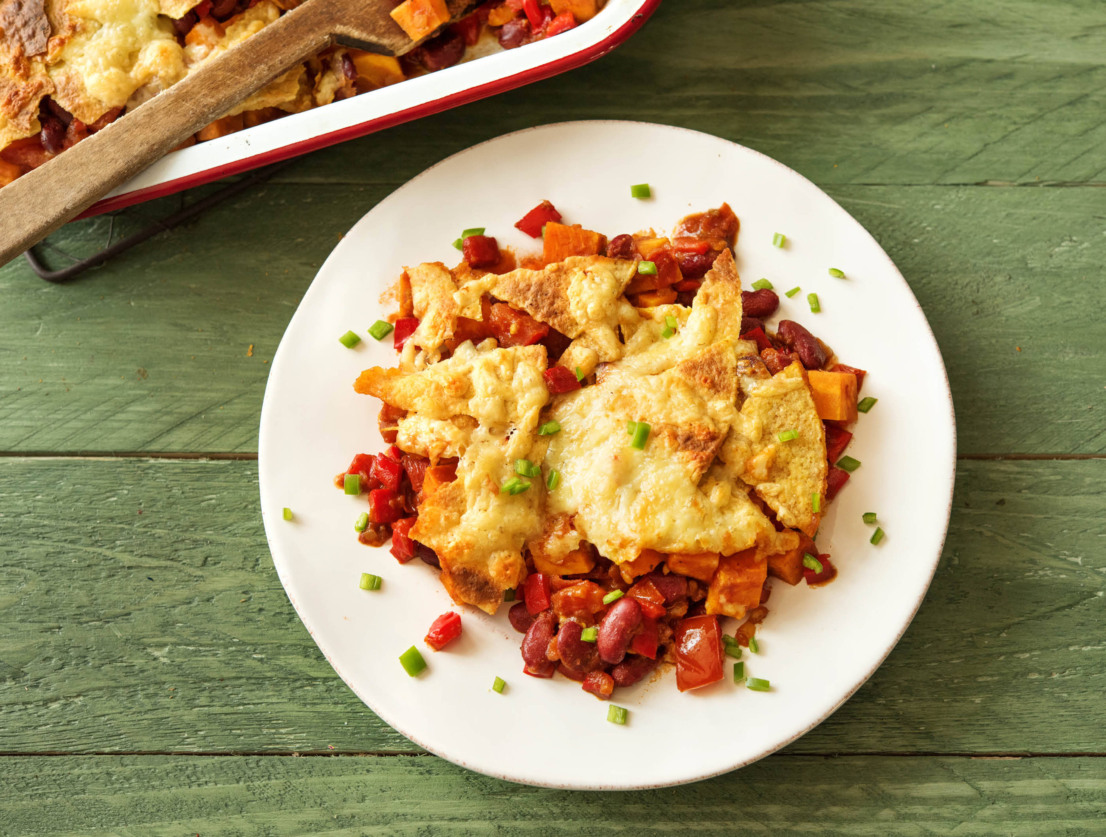 Plat mexicain cuit au four accompagné de haricots rouges et de cheddar