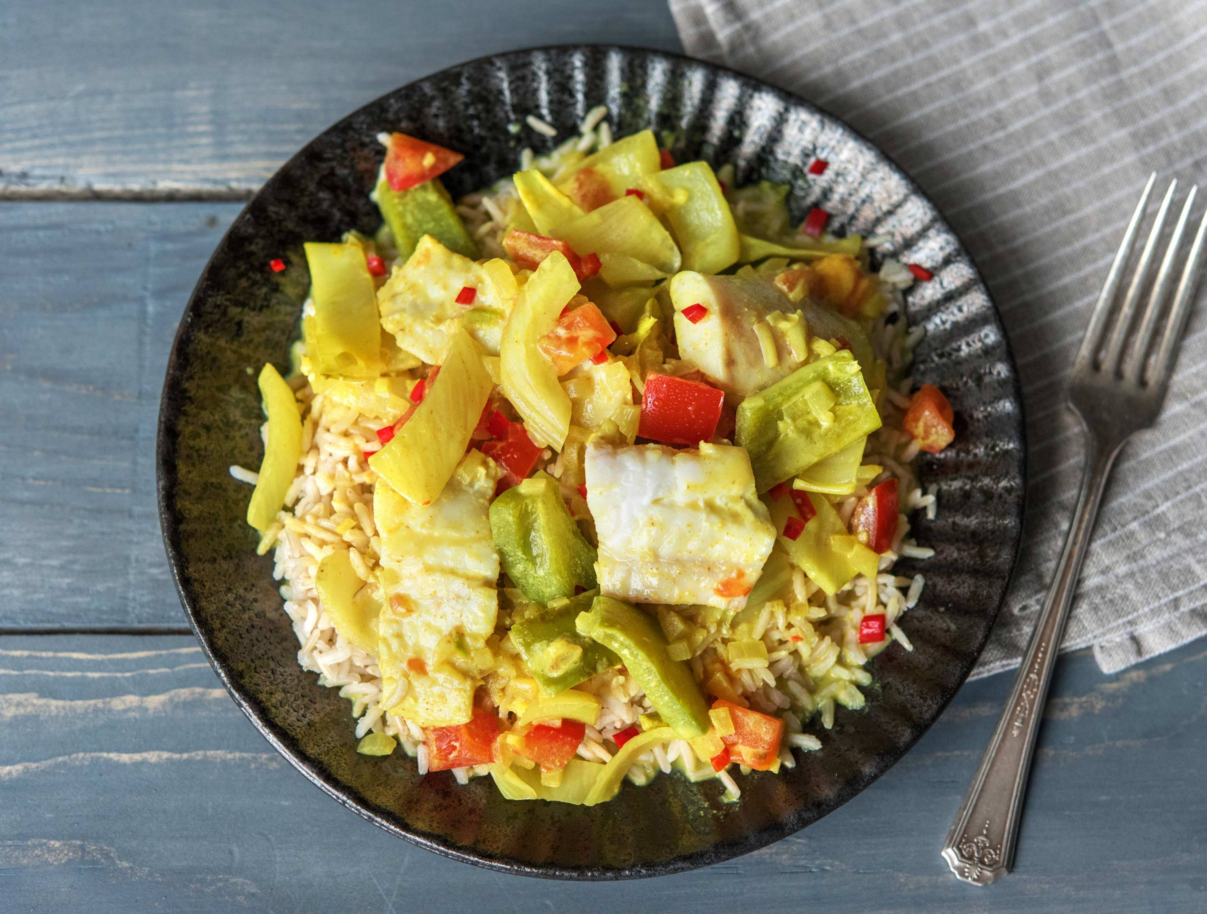 Curry de poisson crémeux, légumes et riz cargo