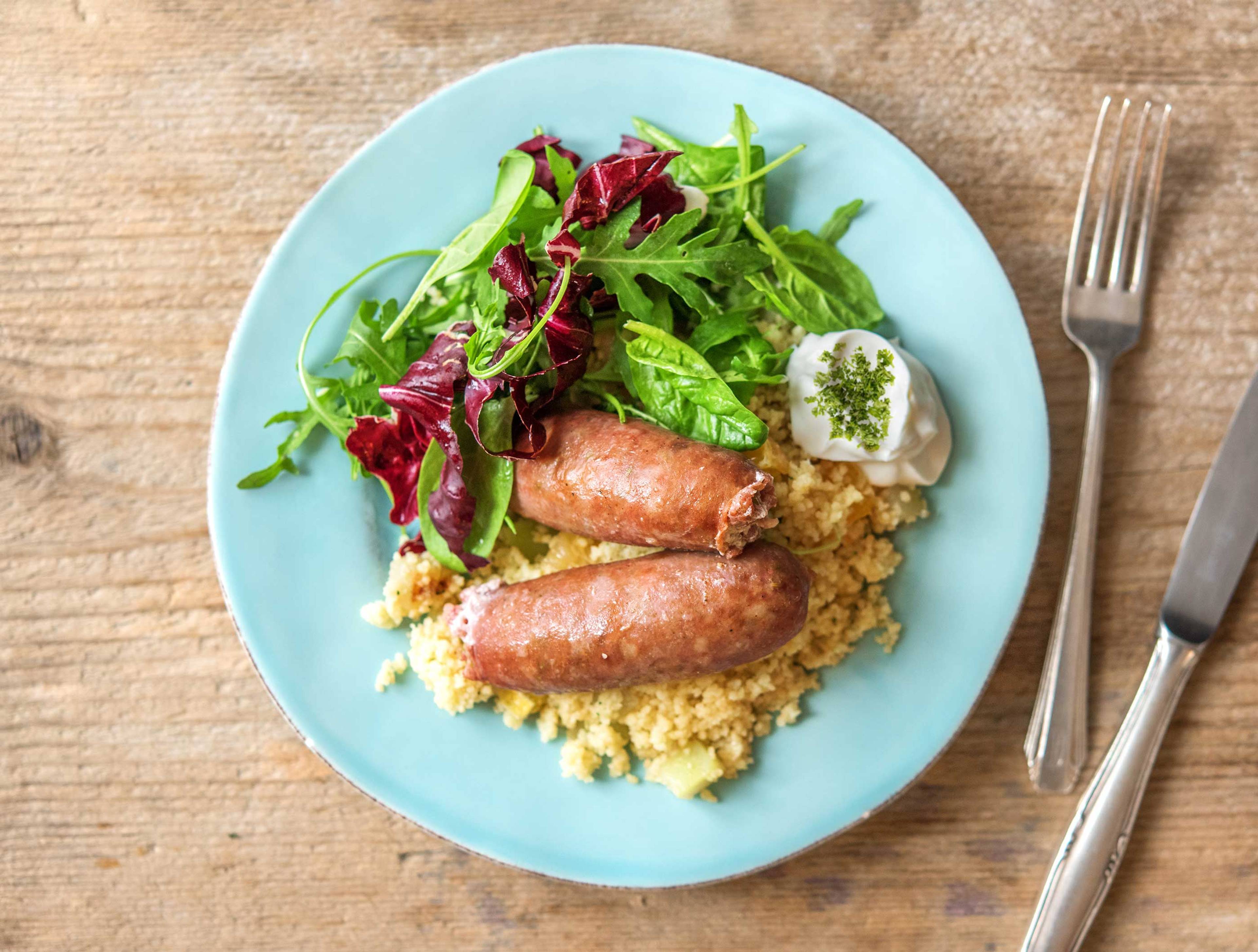 Couscous épicé aux saucisses de bœuf, chou-rave et lebné