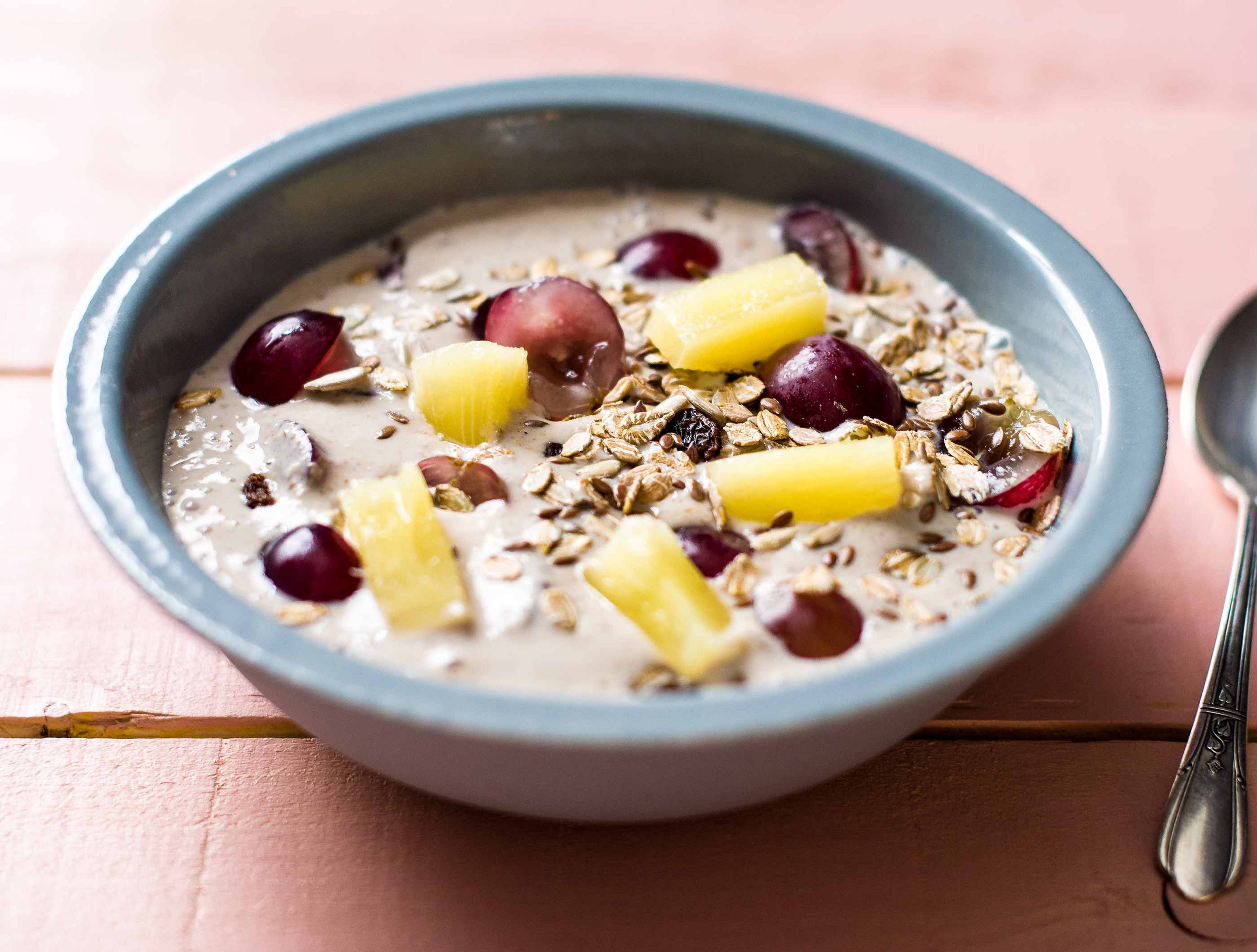 Smoothie au yaourt entier, raisins rouges et muesli