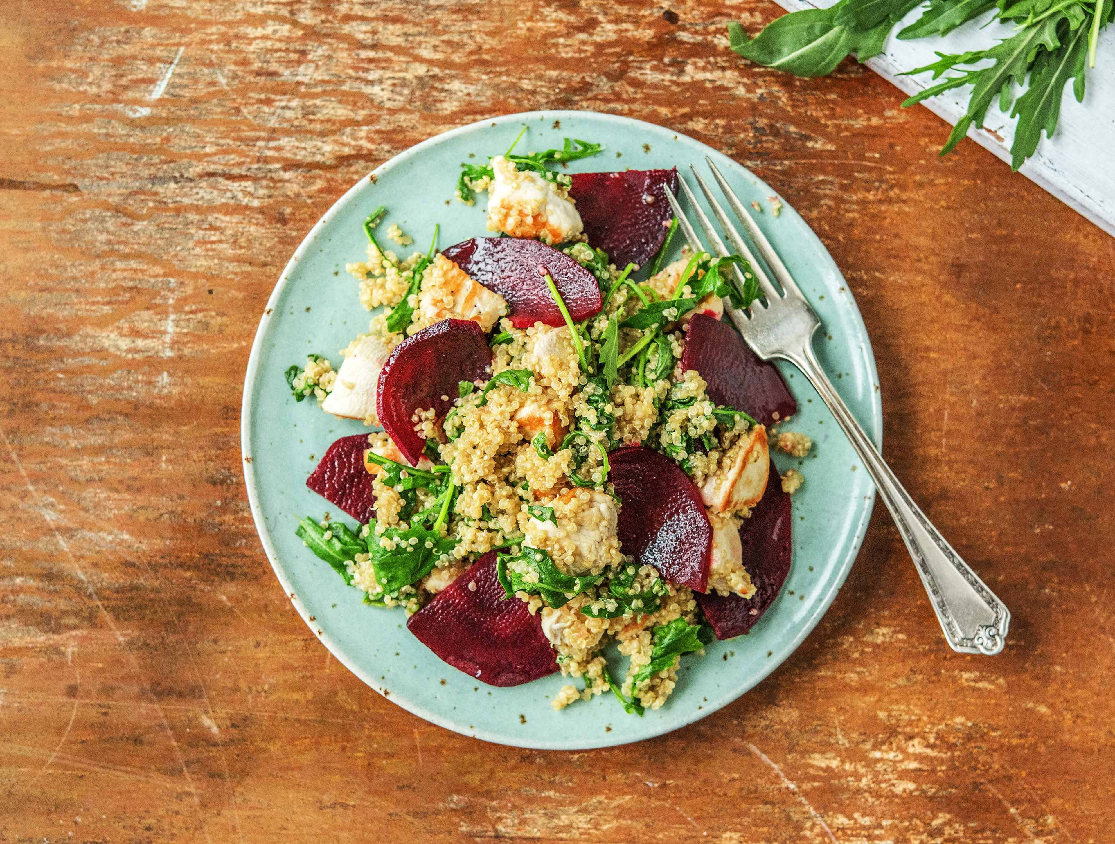 Salade de quinoa, graines de lin, poulet et betteraves