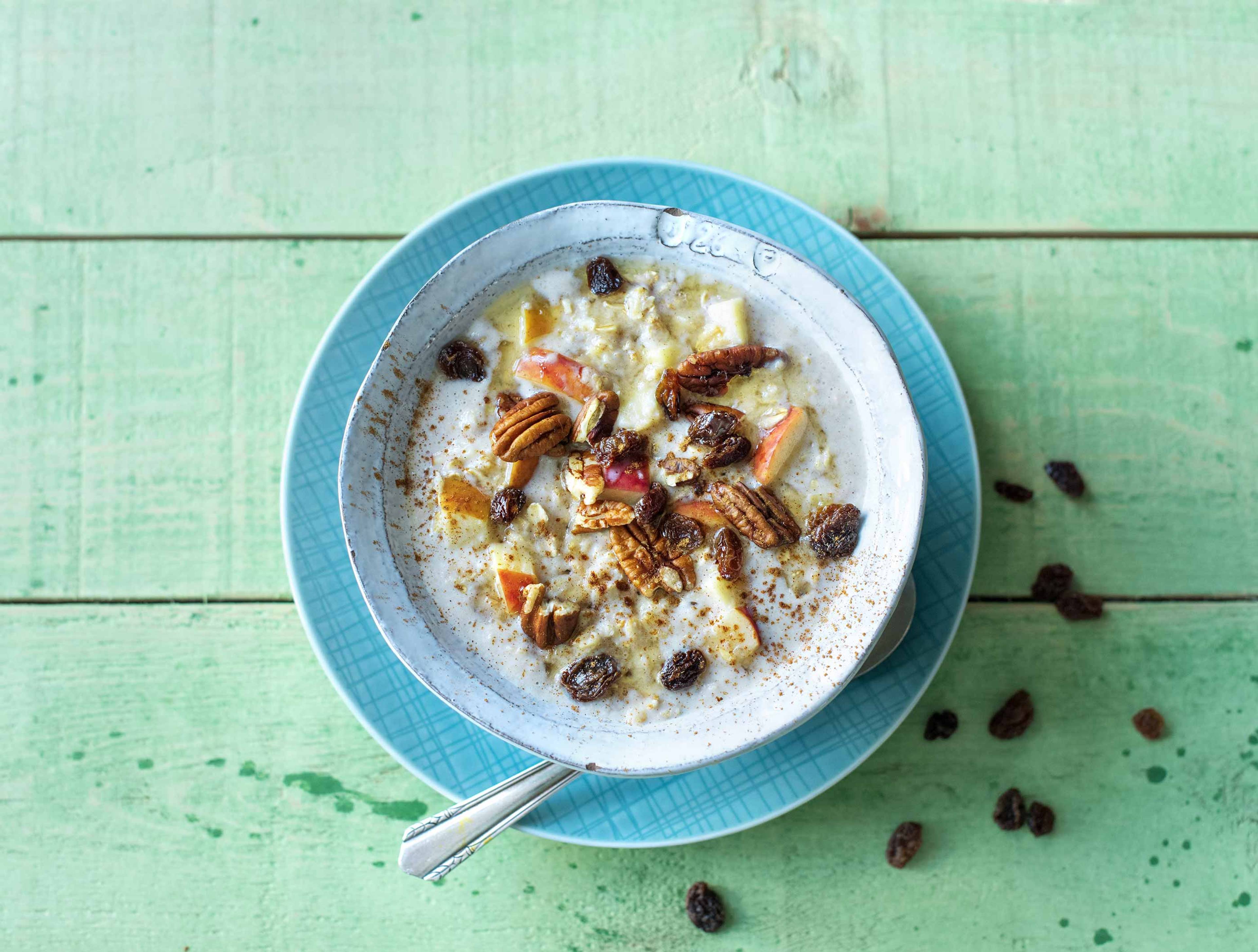 Porridge aux flocons d'avoine, pomme, raisins secs et noix de pécan