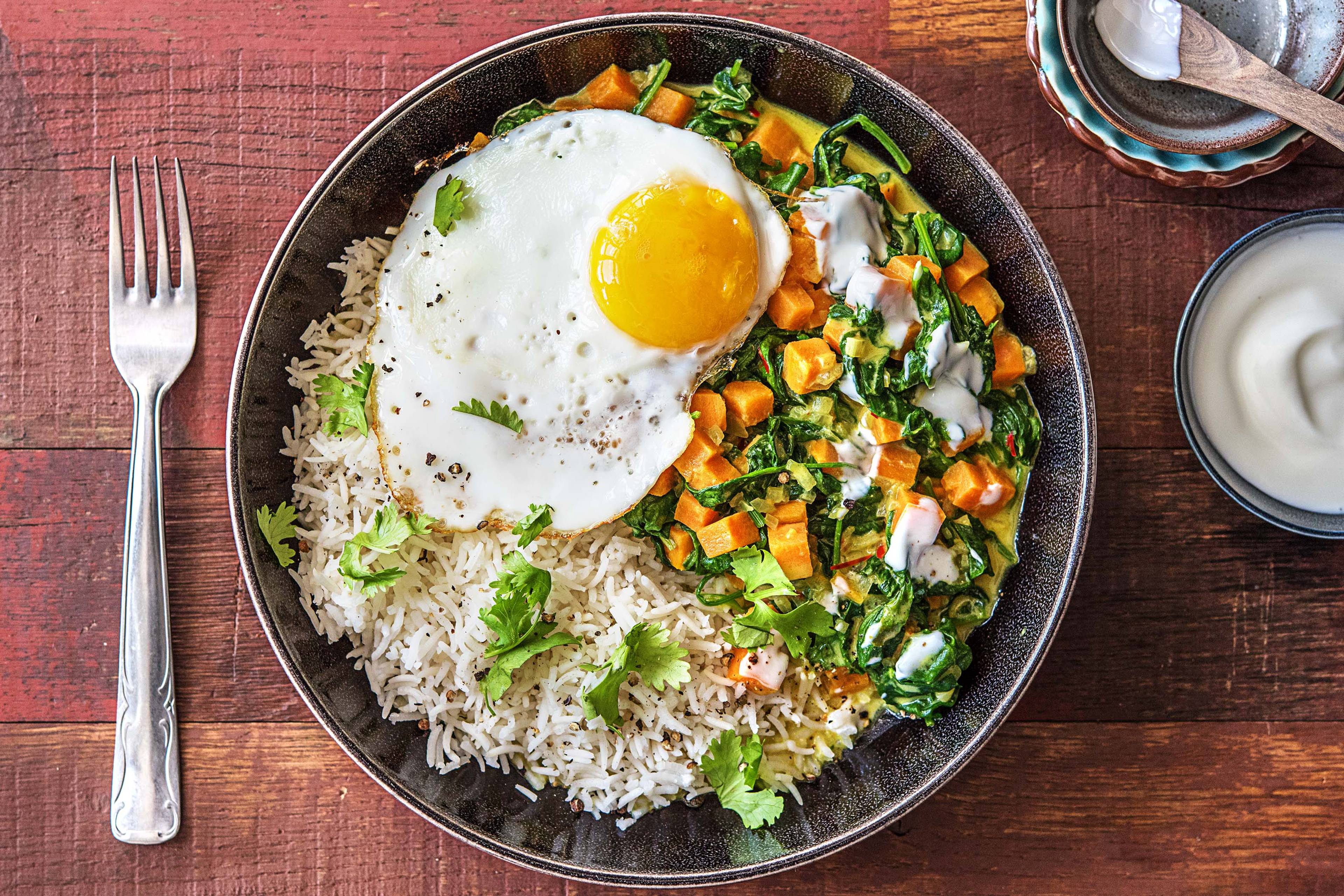 Curry d'épinards et de patates douces, oeuf et yaourt