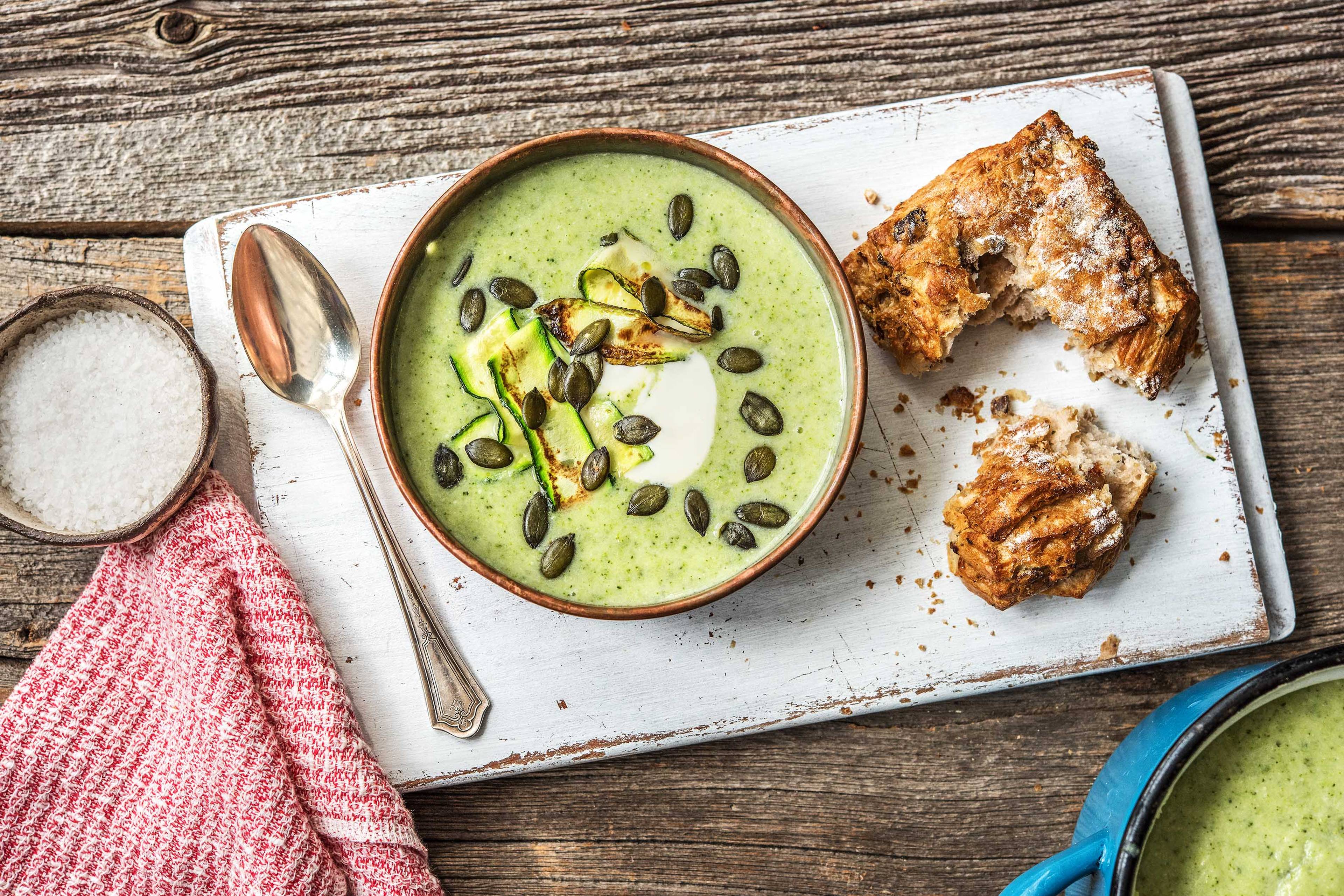Soupe au brocoli et à la courgette avec une ciabatta aux olives