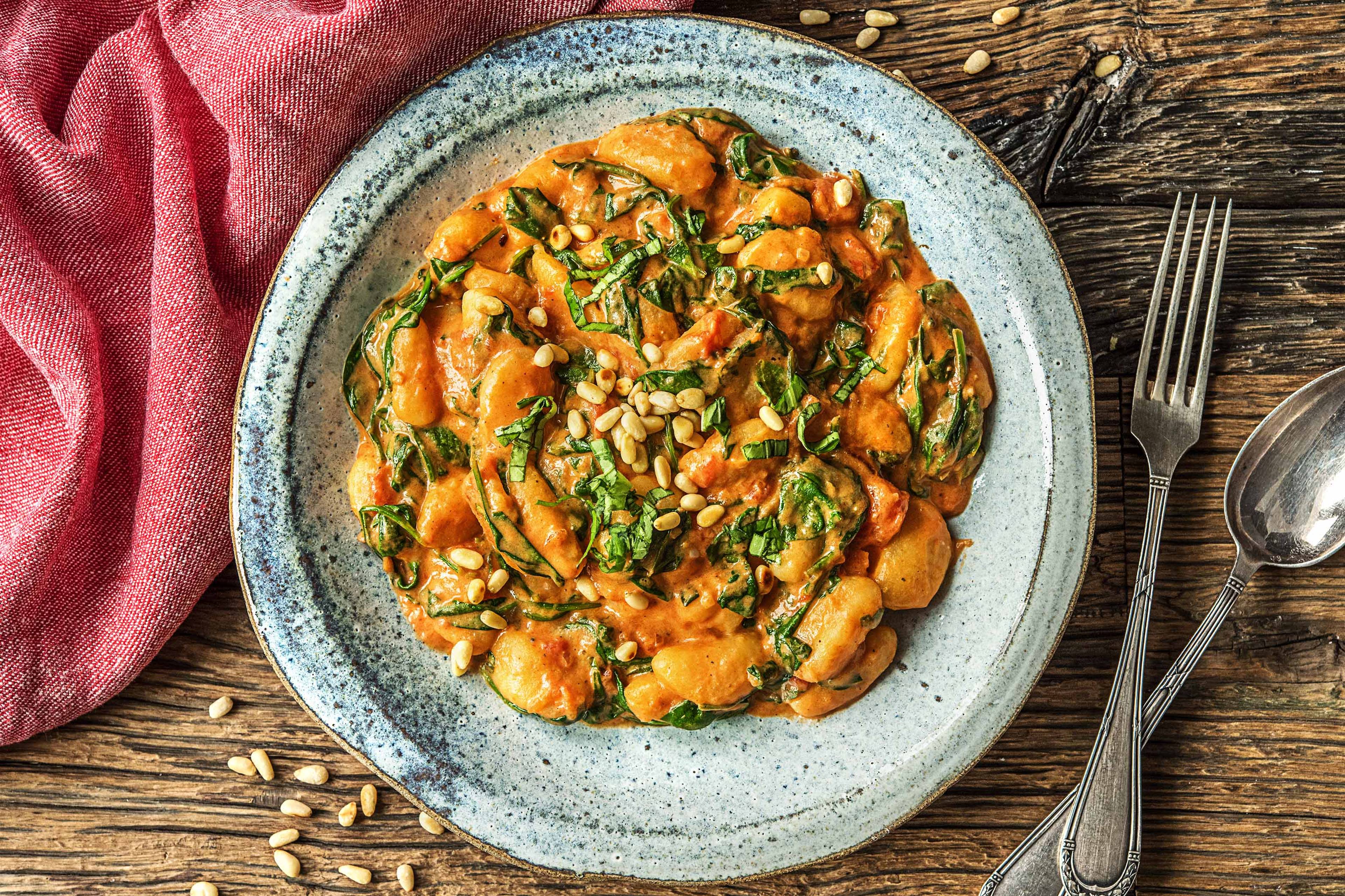 Gnocchi in spinazie-tomatensaus met geitenkaas