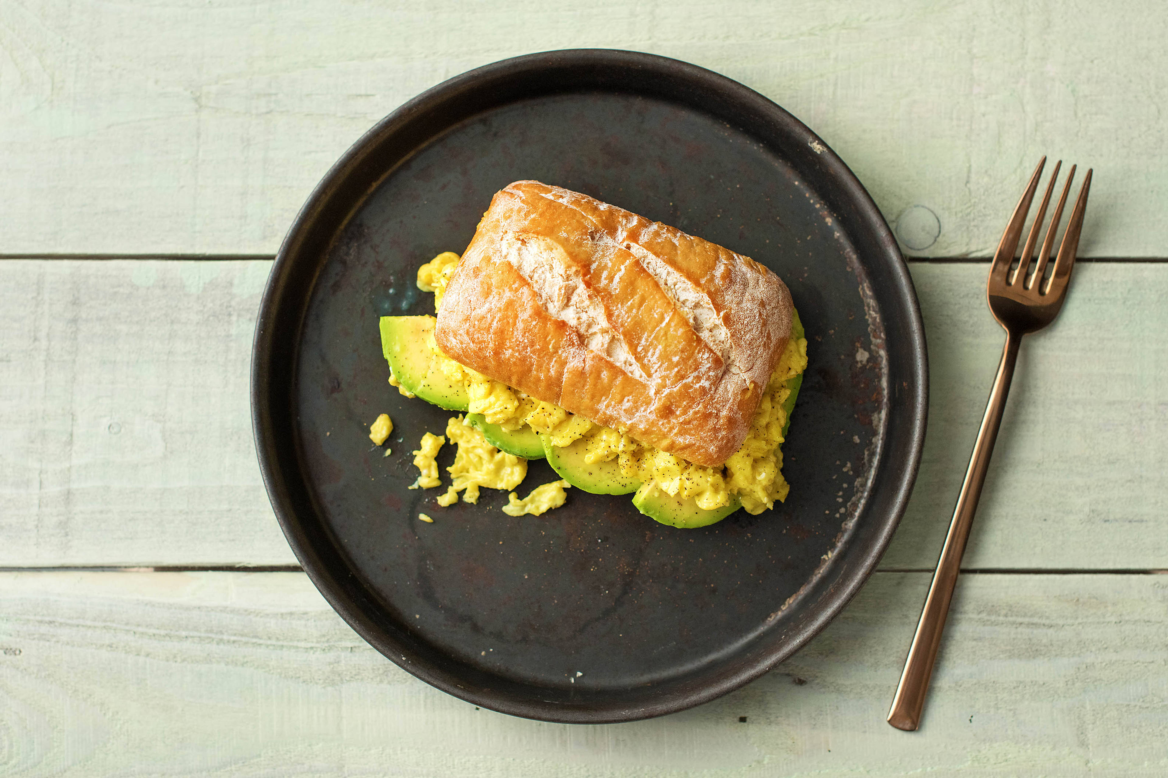 Broodje roerei met avocado