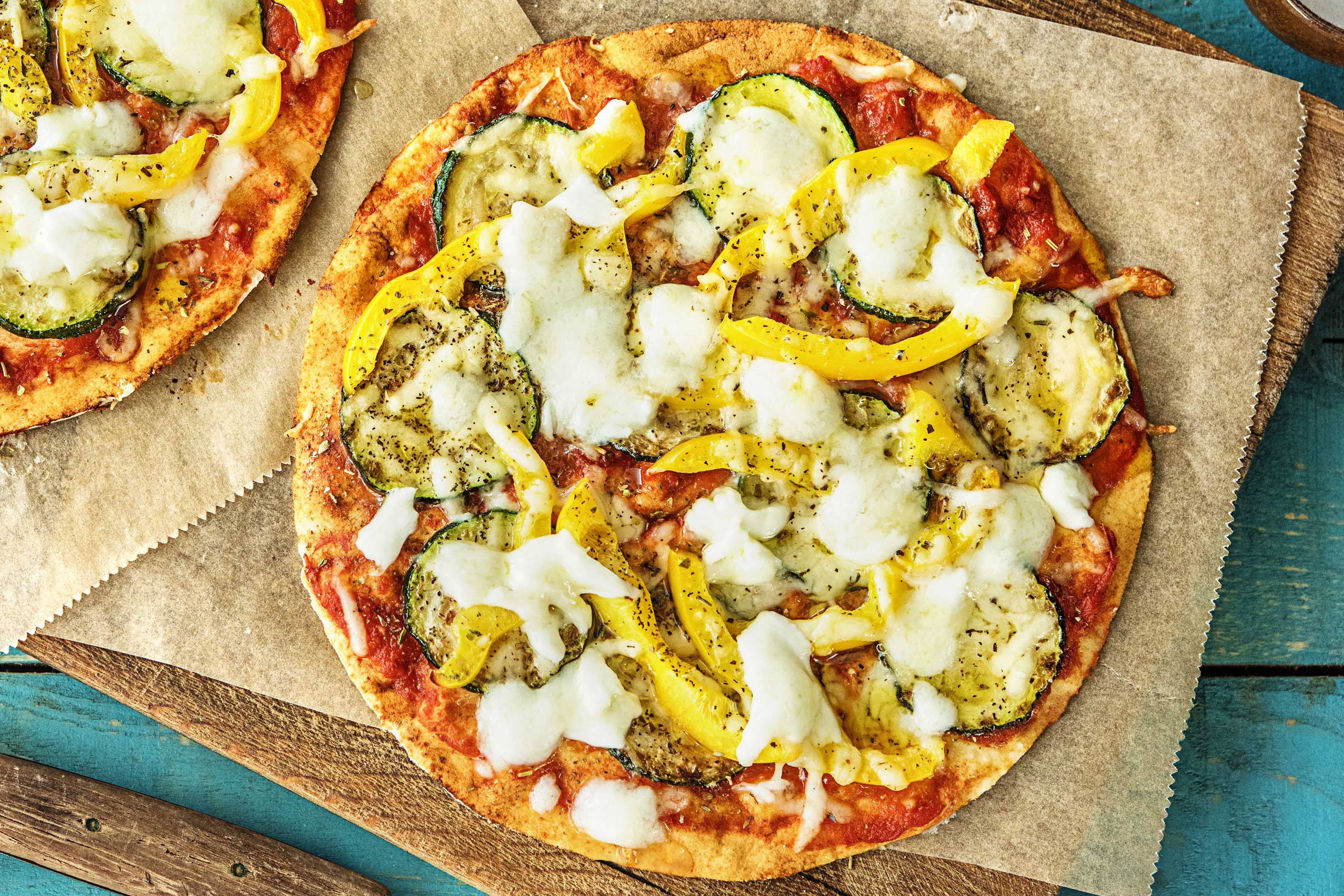 Pizza à l’italienne sur pain plat avec de la mozzarella de bufflonne