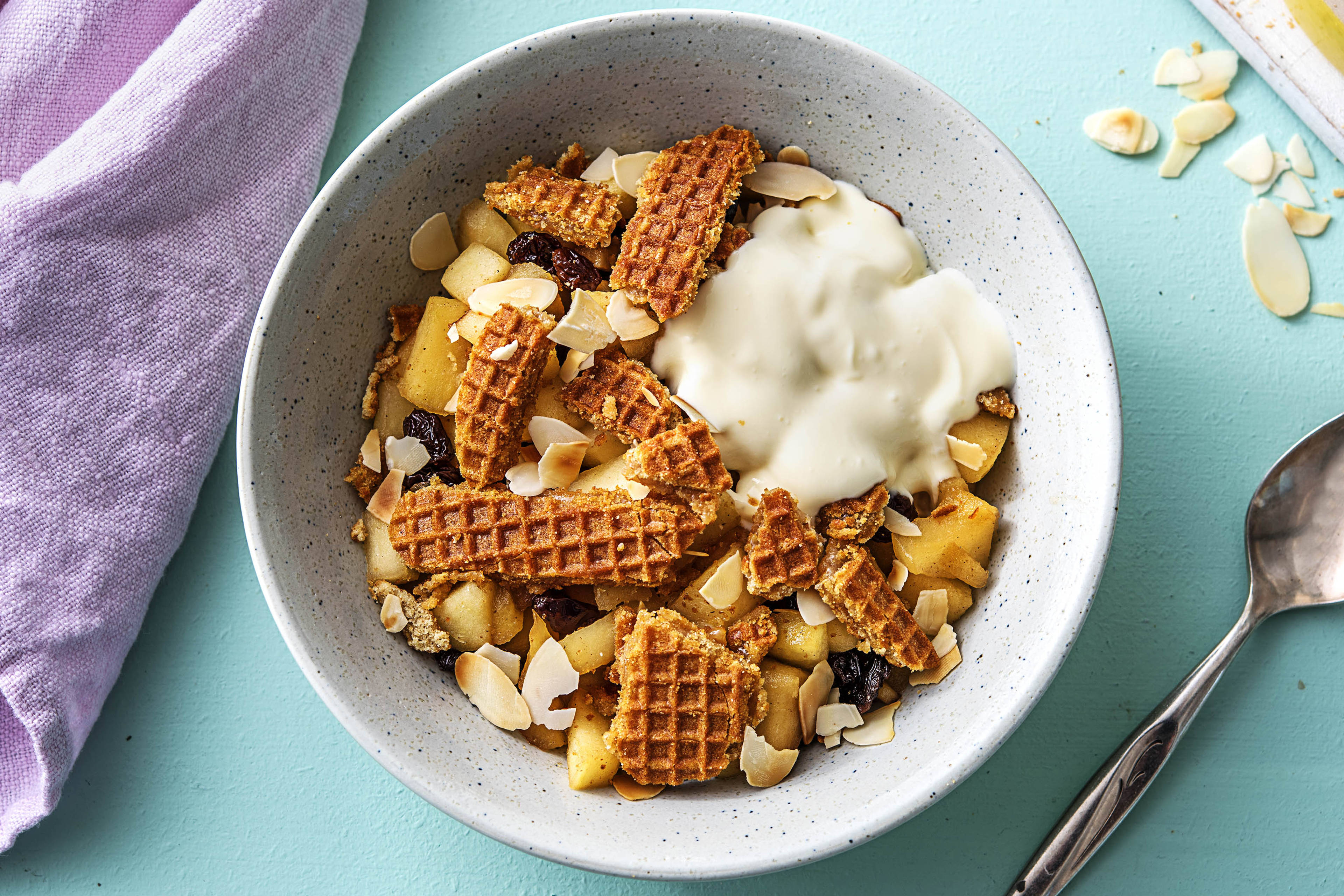 Gebakken appel met rozijnen en stroopwafelkruimels