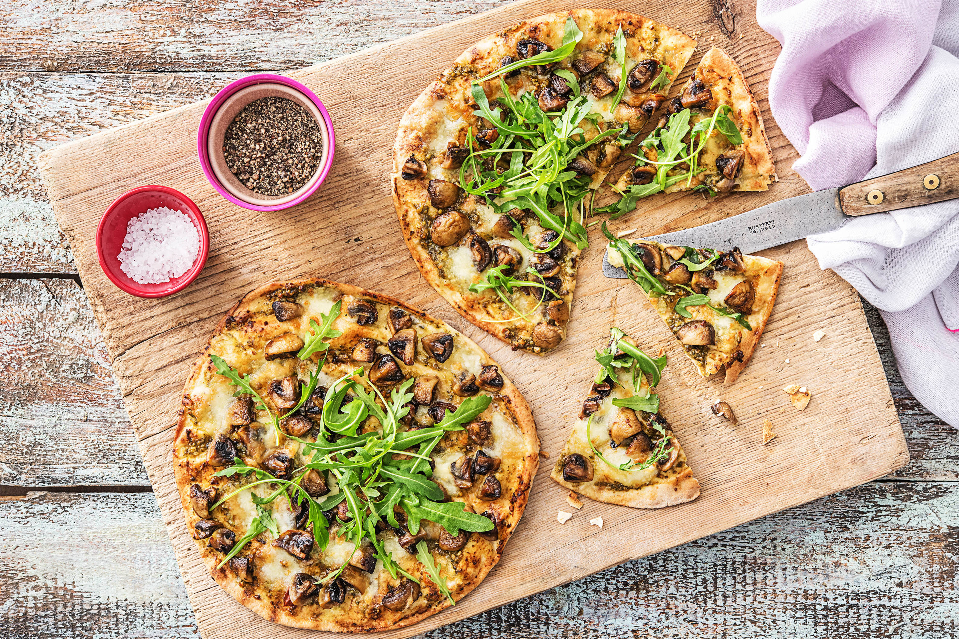 Pizza sur pain plat au pesto vert