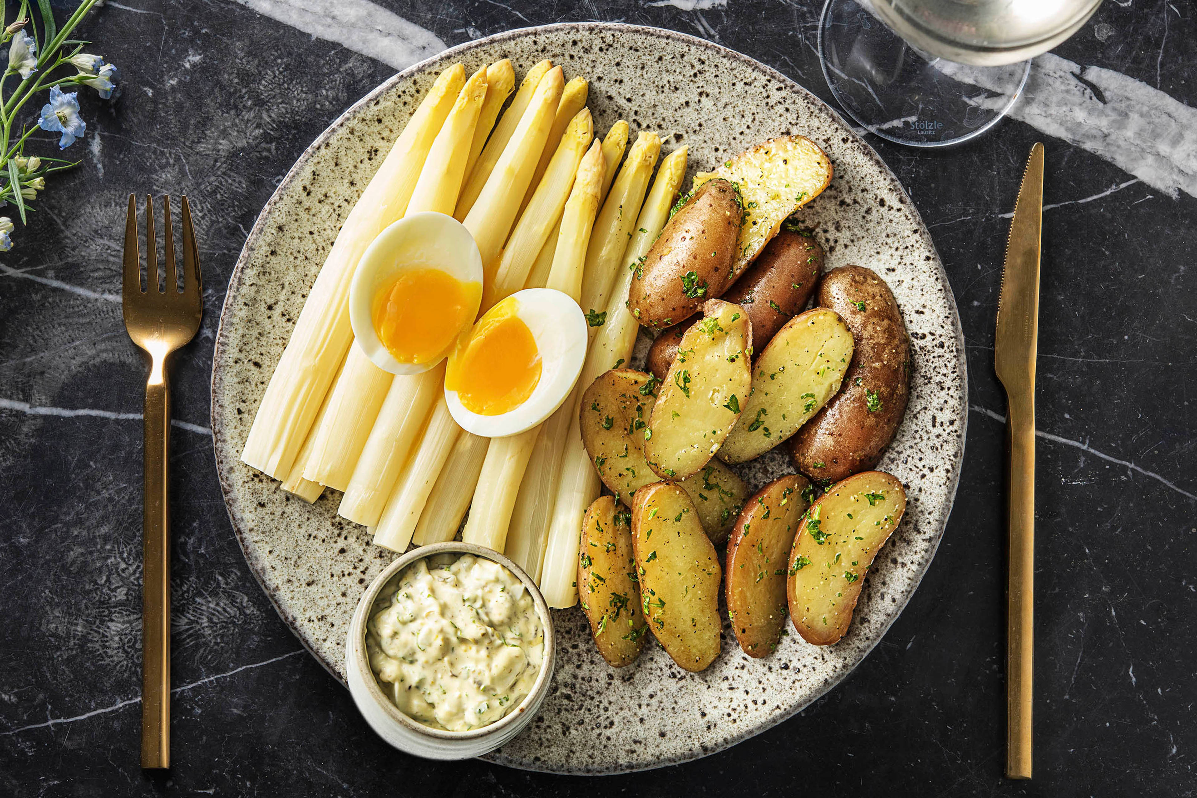 Asperges met gribiche-saus