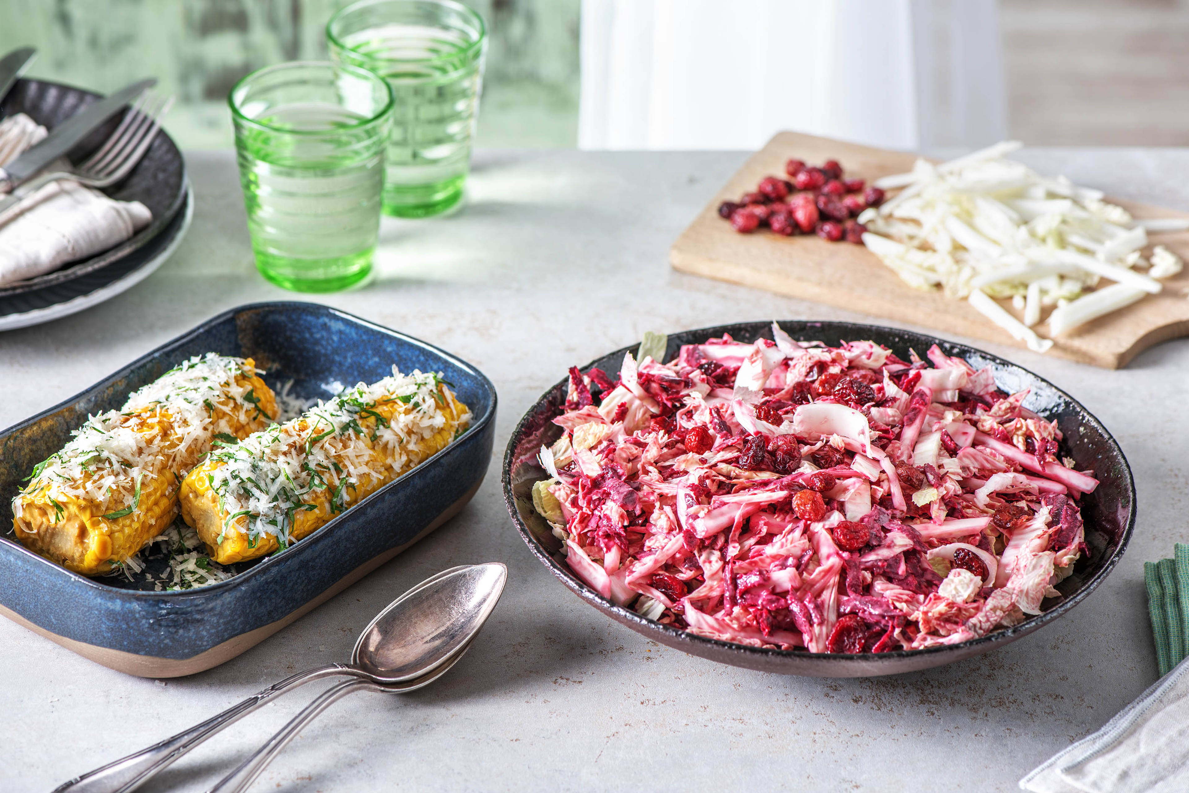 Lila Coleslaw und Butter-Maiskolben