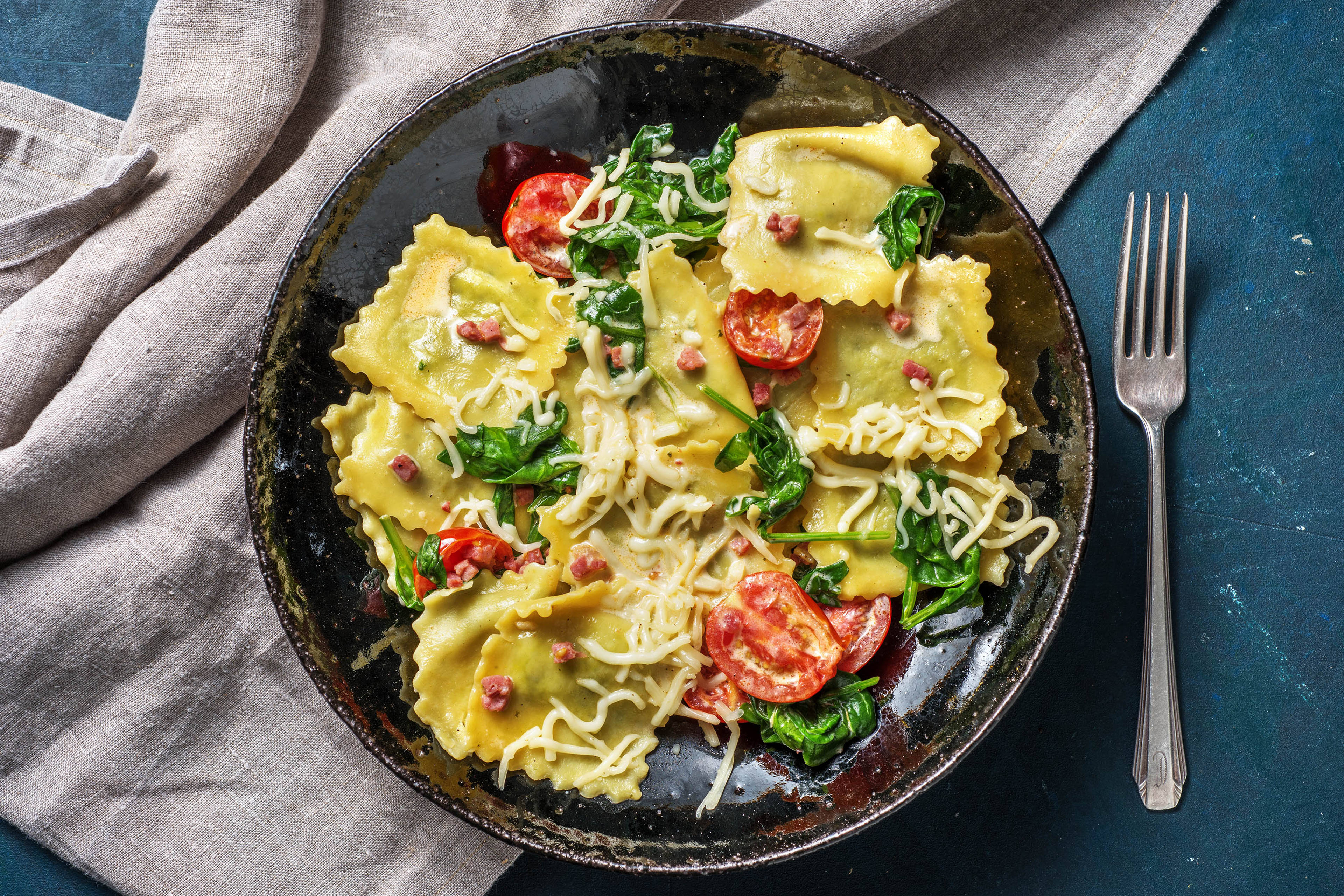 Verse ravioli in romige spinaziesaus