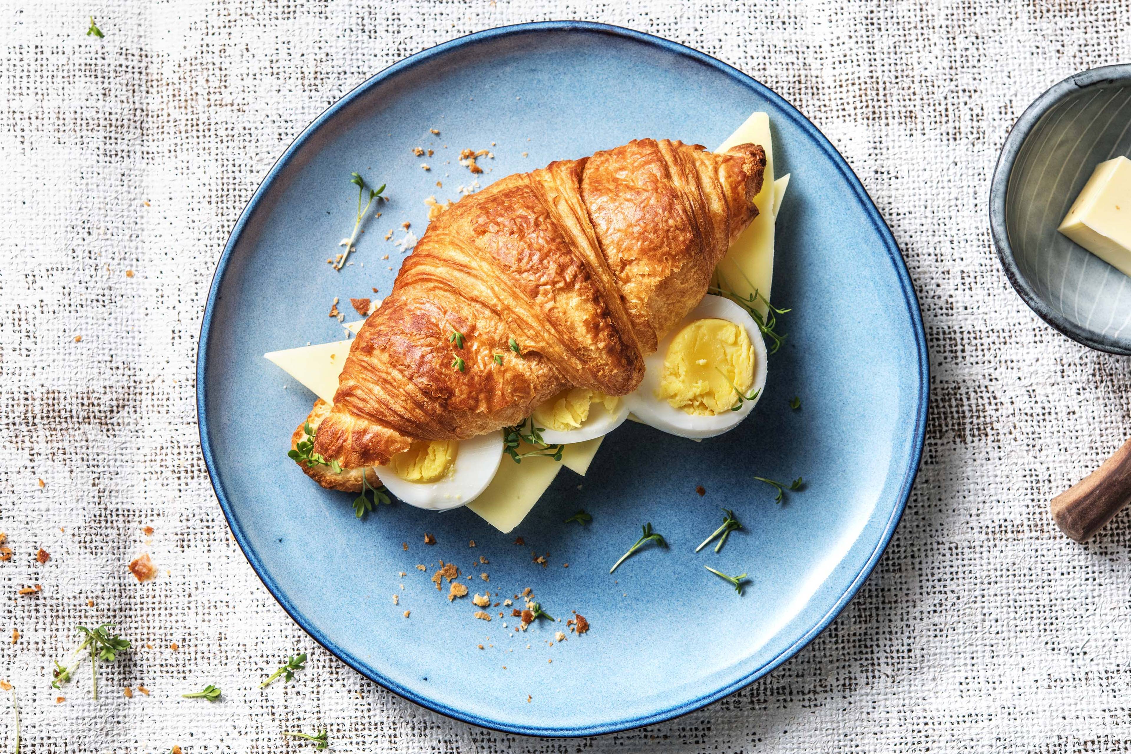 Croissant met belegen kaas en gekookt ei