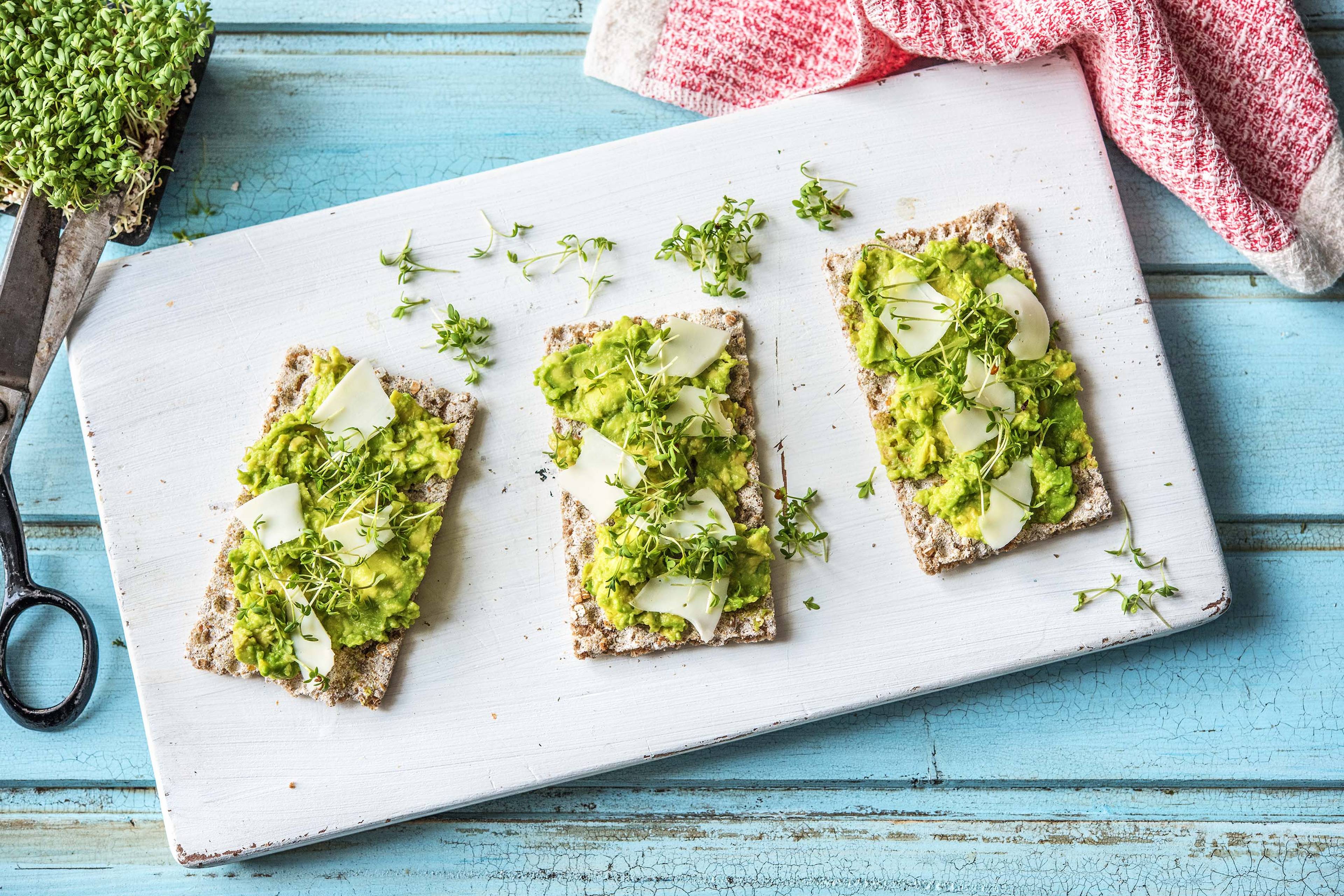 Meergranencrackers met avocado