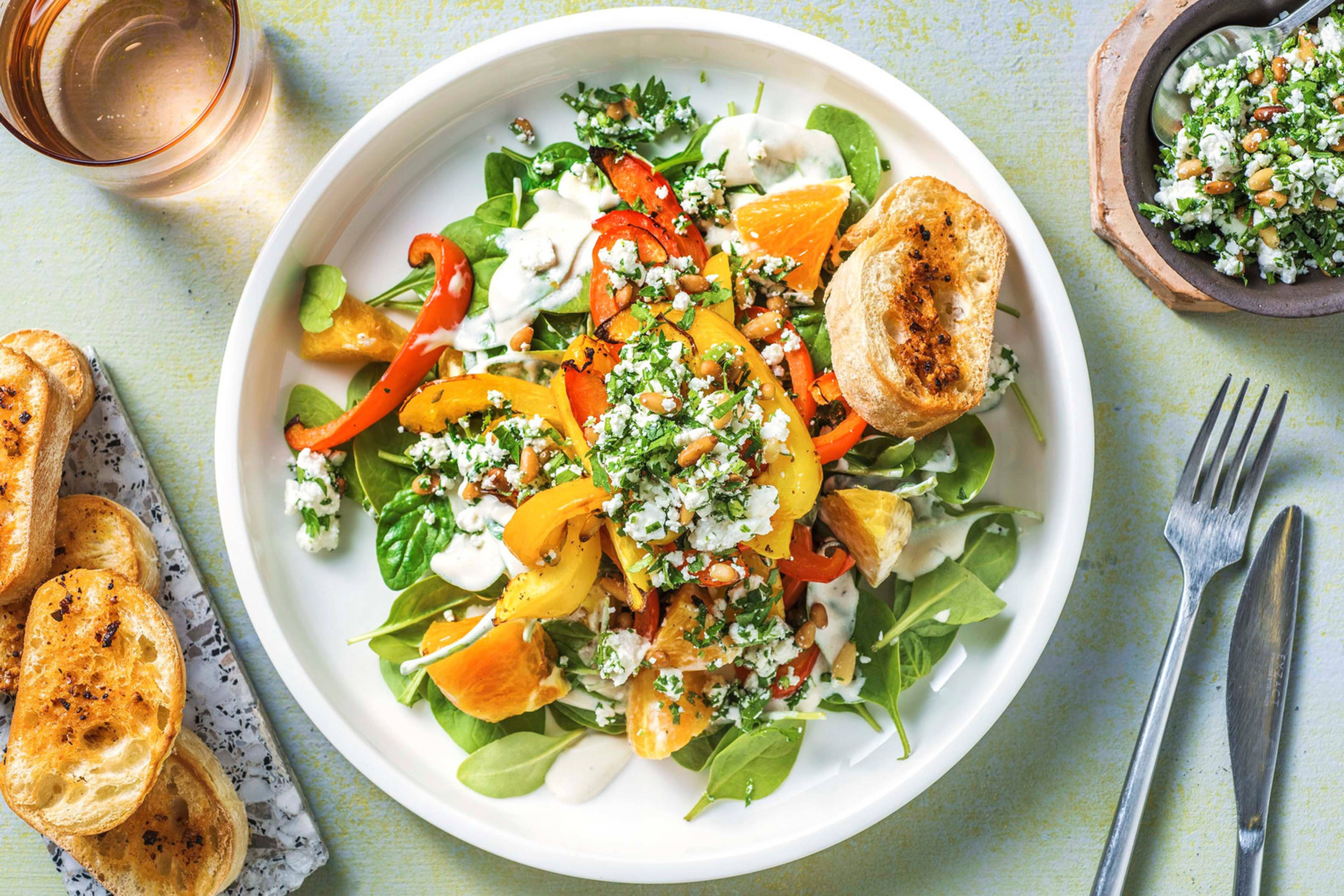 Spinatsalat mit Kräuter-Käse-Topping
