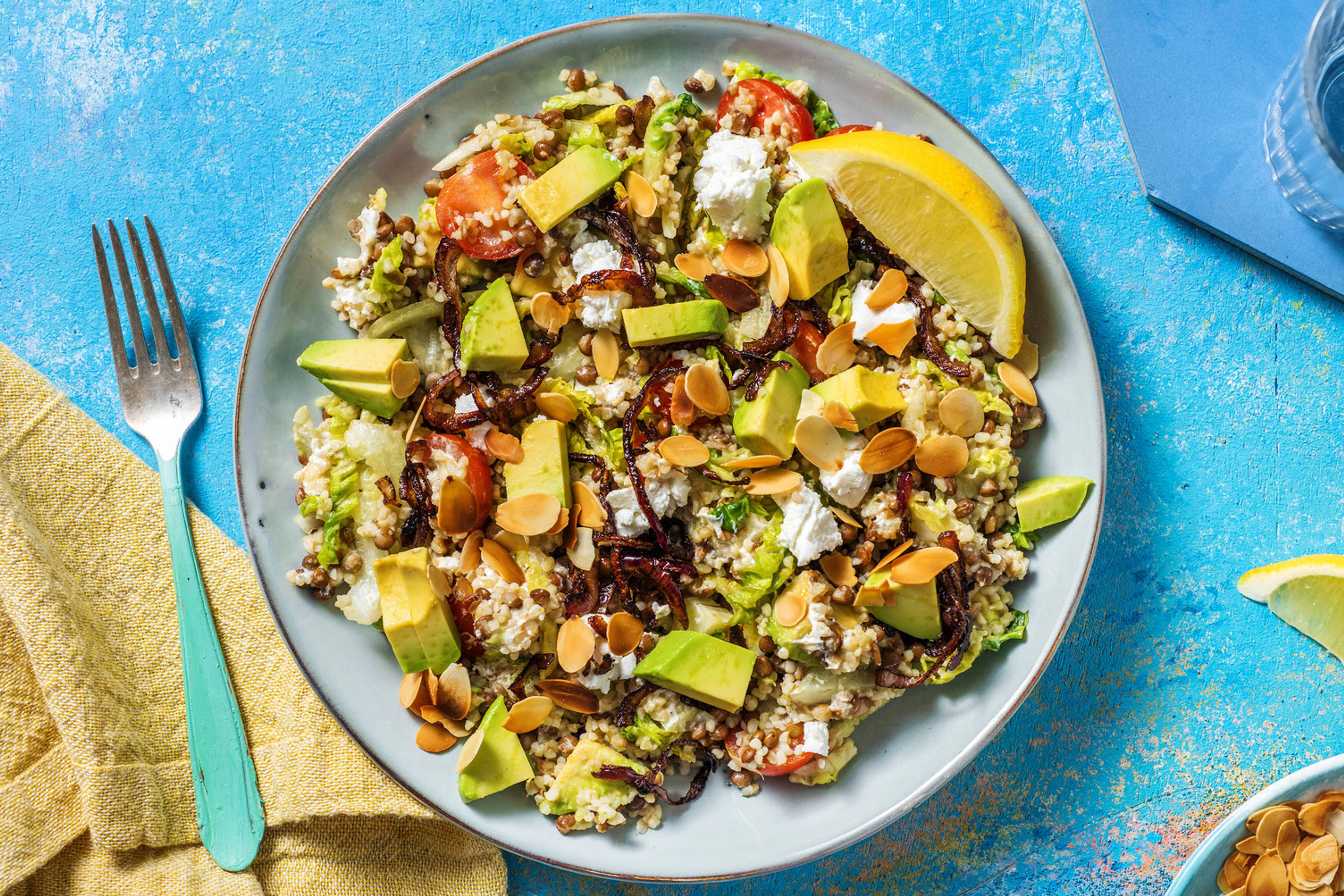 Salade de lentilles au boulgour avec de l'avocat et de la feta