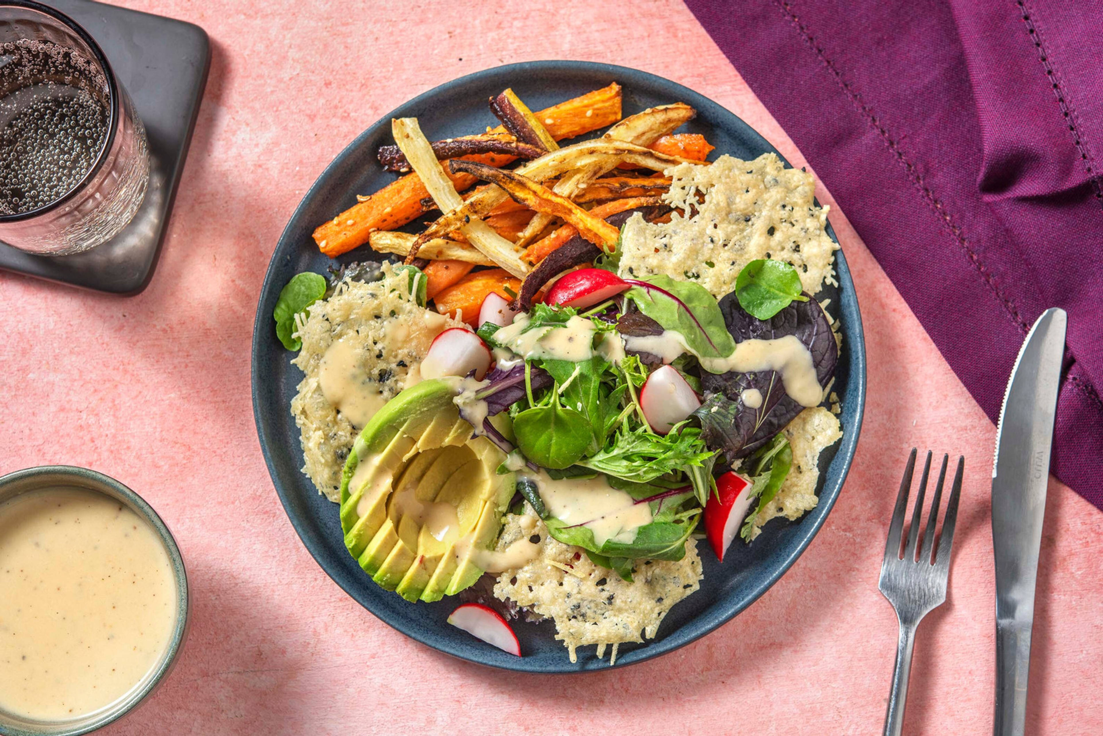 Salat mit Hummus-Sesam-Dressing & Käse-Chips