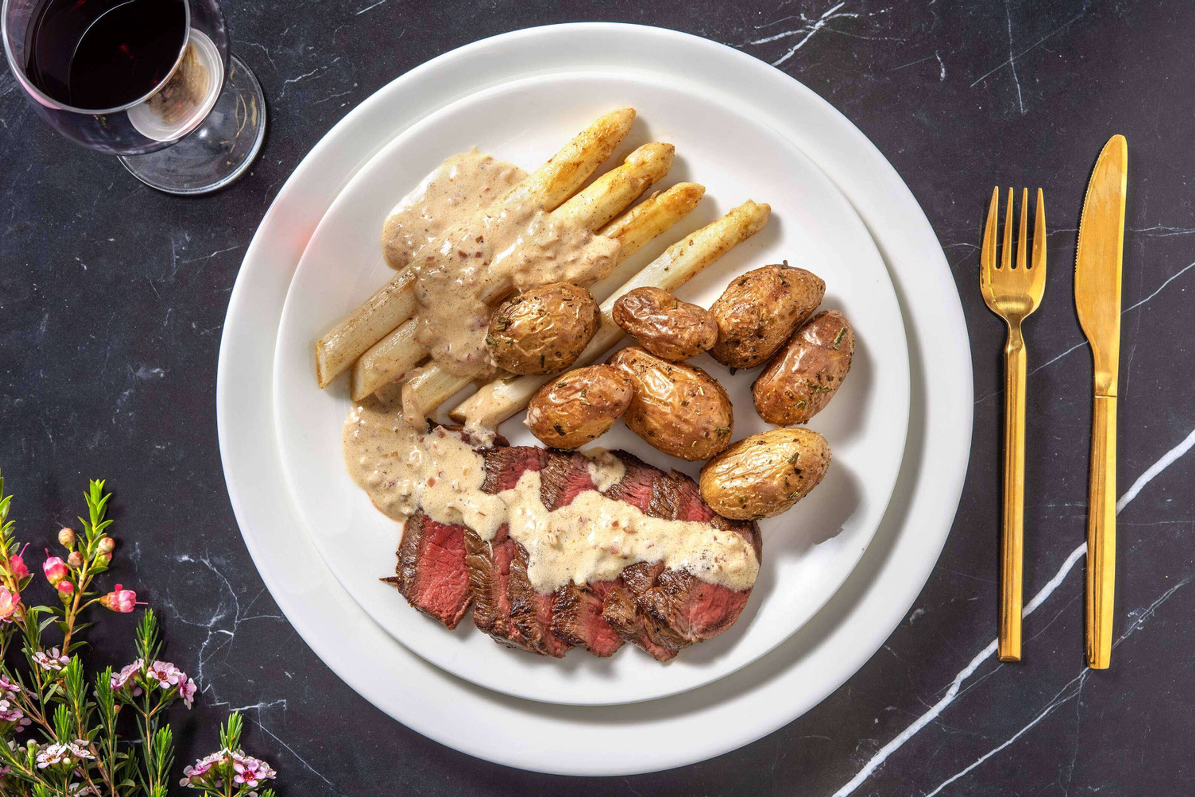 Biefstuk met gebakken witte asperges