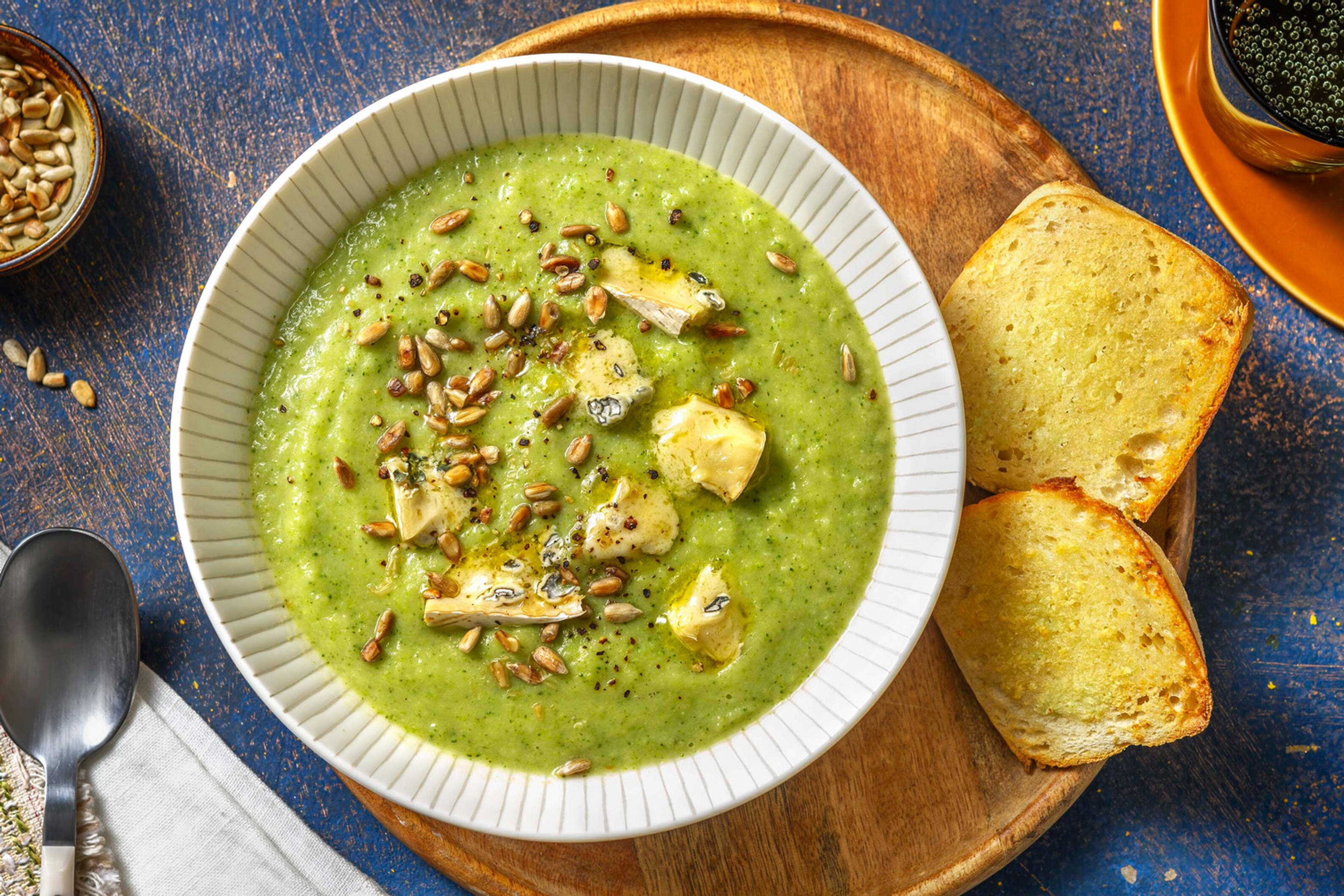 Fluweelzachte broccolisoep met pittige blauwe kaas