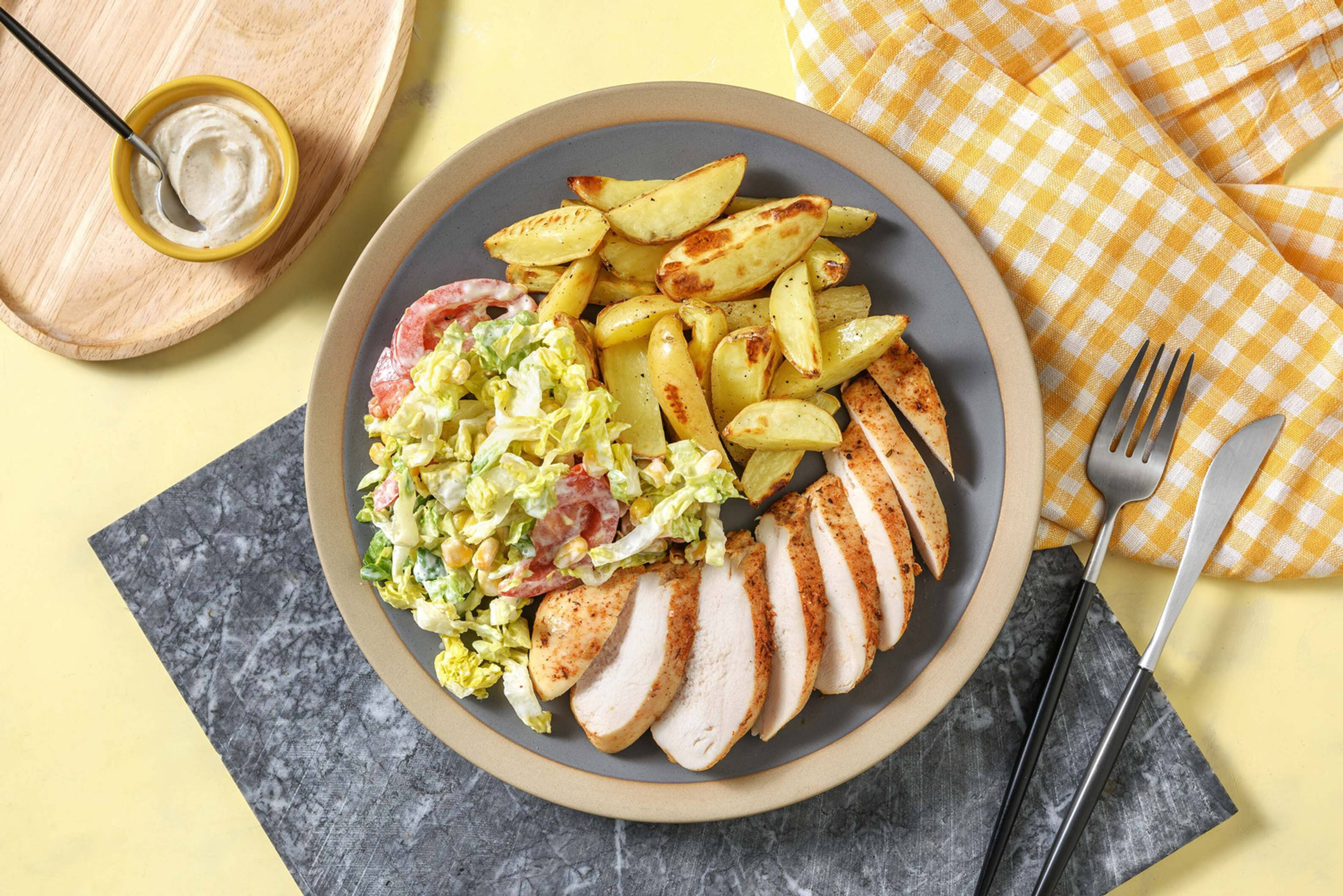 Cajun-Hähnchen mit Salat in Buttermilch-Dressing