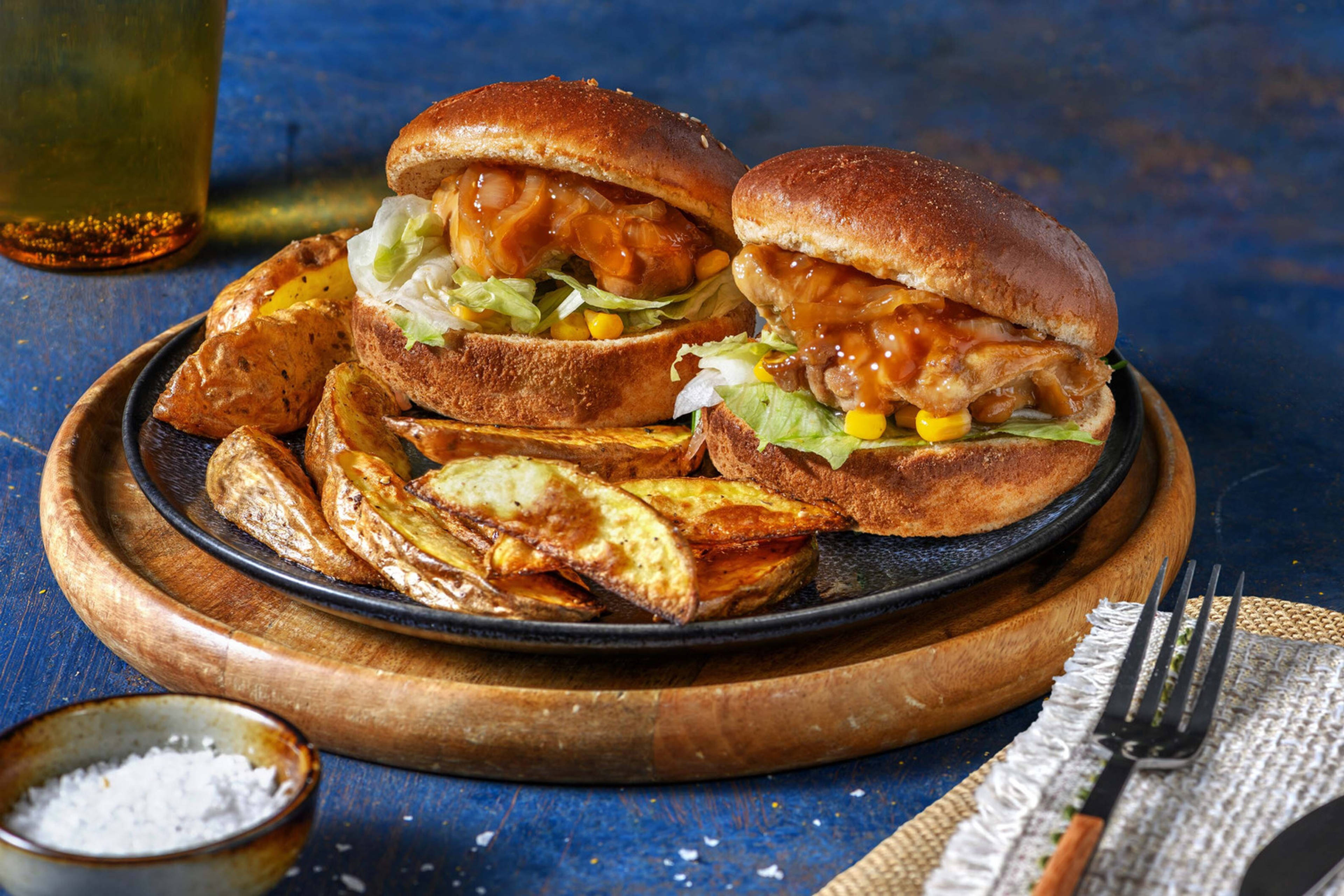 Twee mini-kipburgers met teriyakisaus