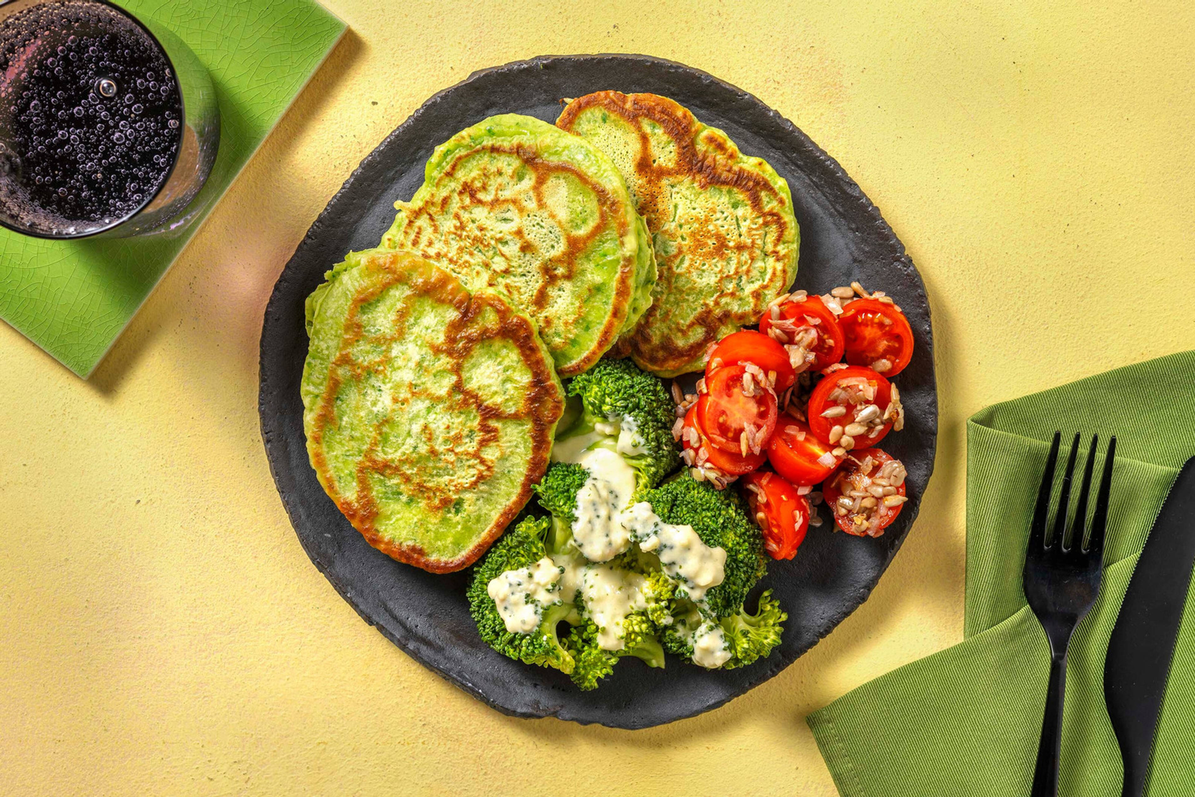 Grüne Pancakes mit Gartenkräutern dazu Käsesoße