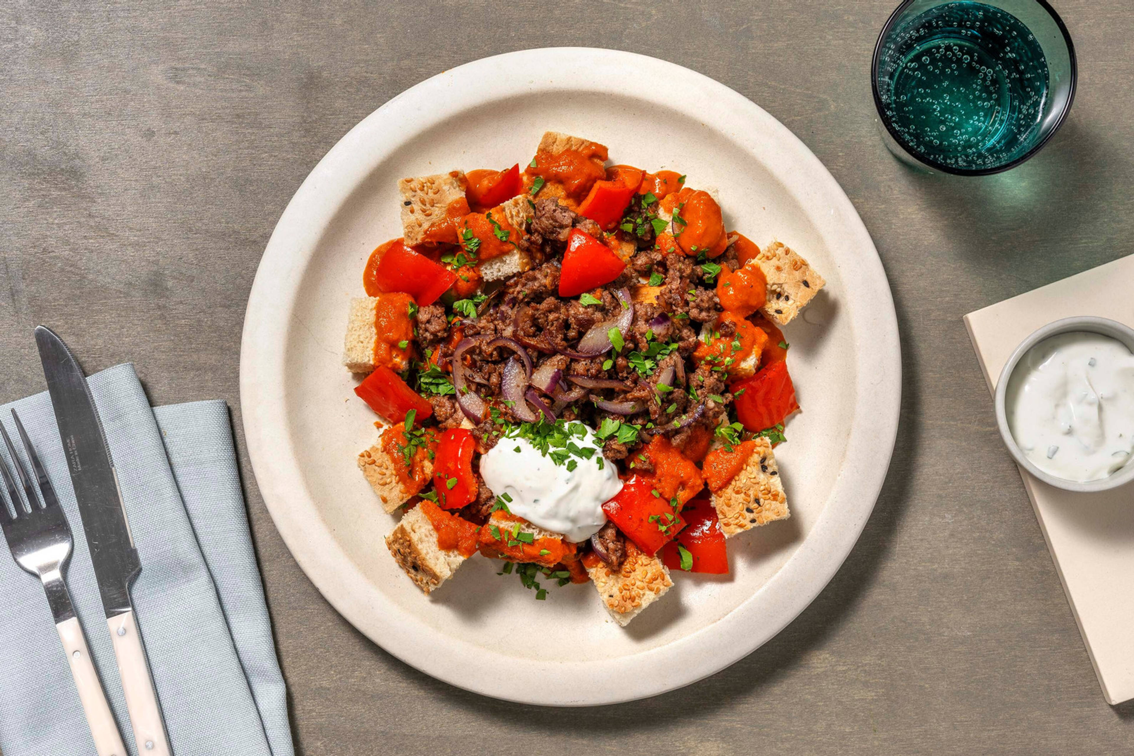 Iskender mit Hackfleich vom Weiderind und würziger Ofen-Tomatensoße