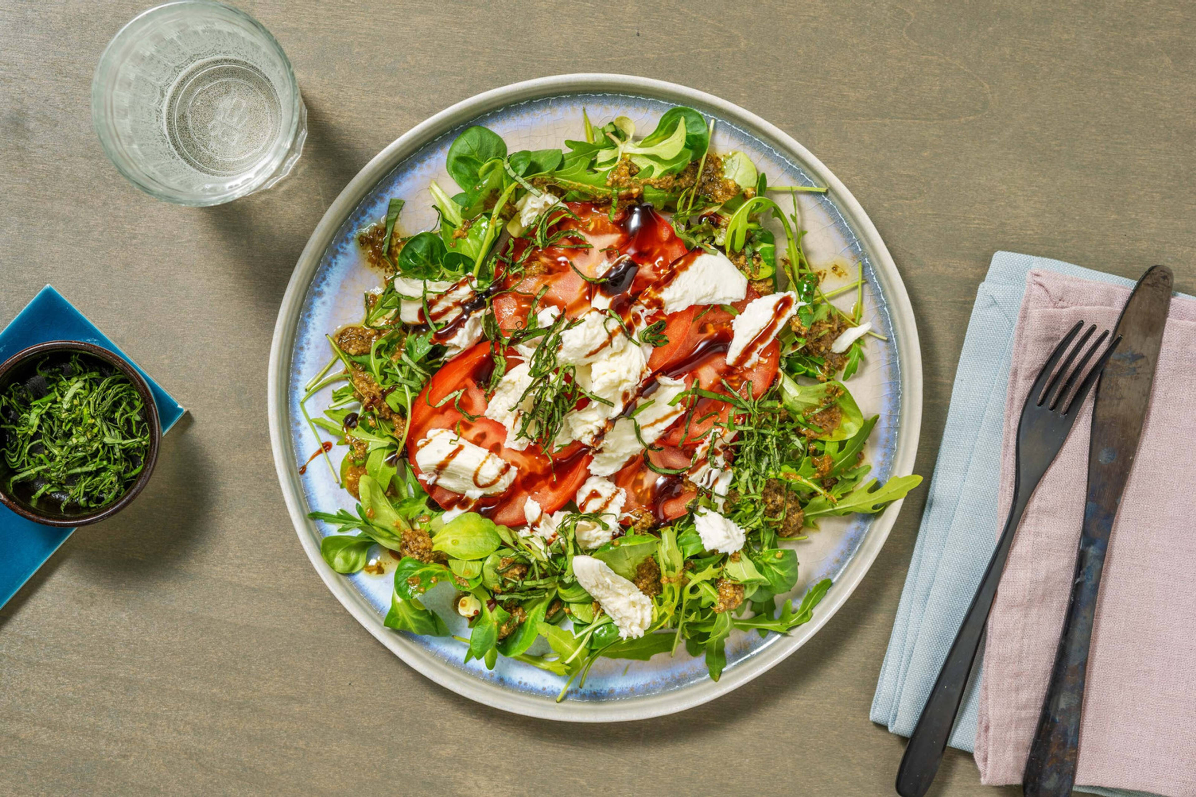 Salade met vleestomaat, buffelmozzarella en basilicum als extra