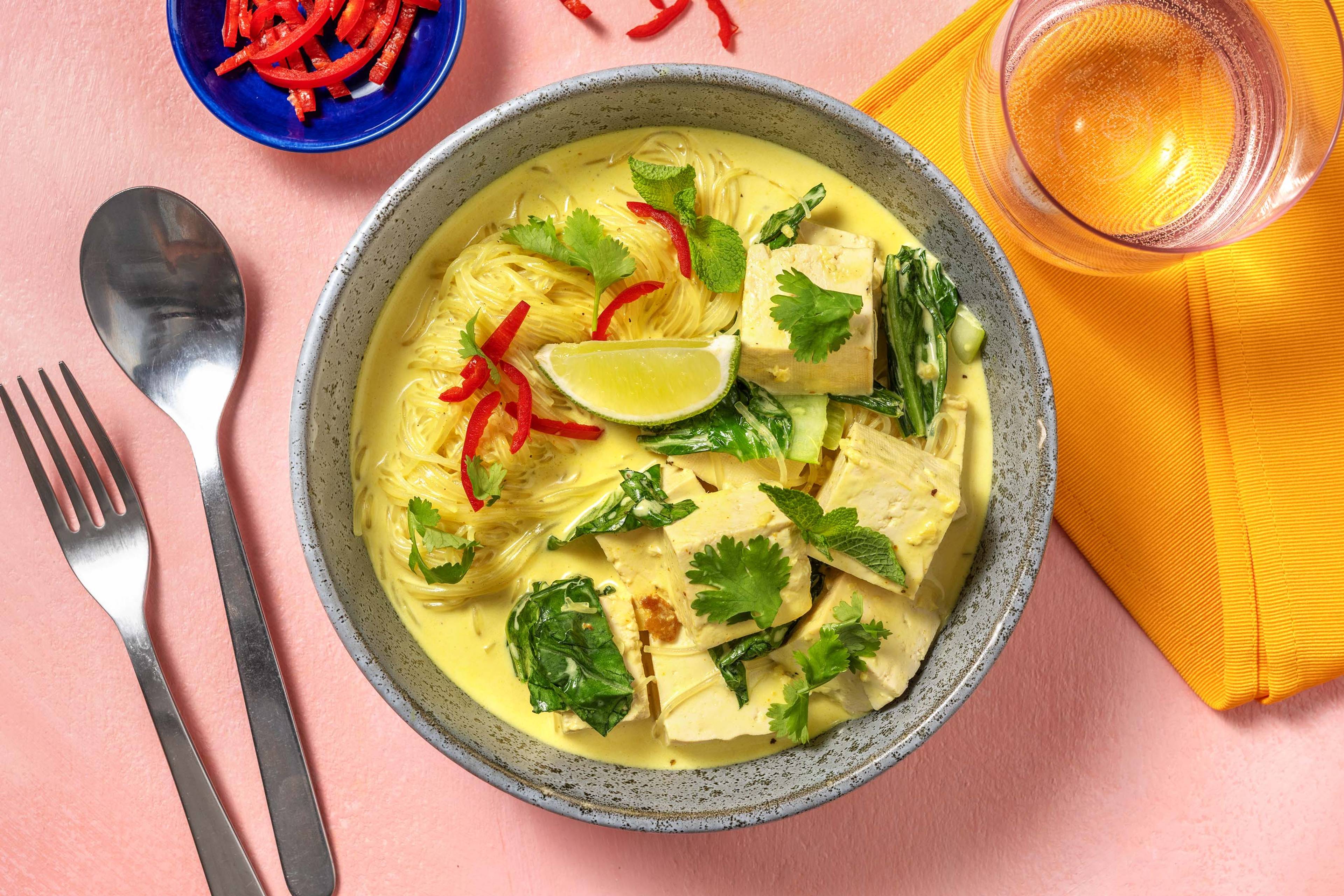 Vegane gelbe Laksa-Suppe mit Tofu & Glasnudeln