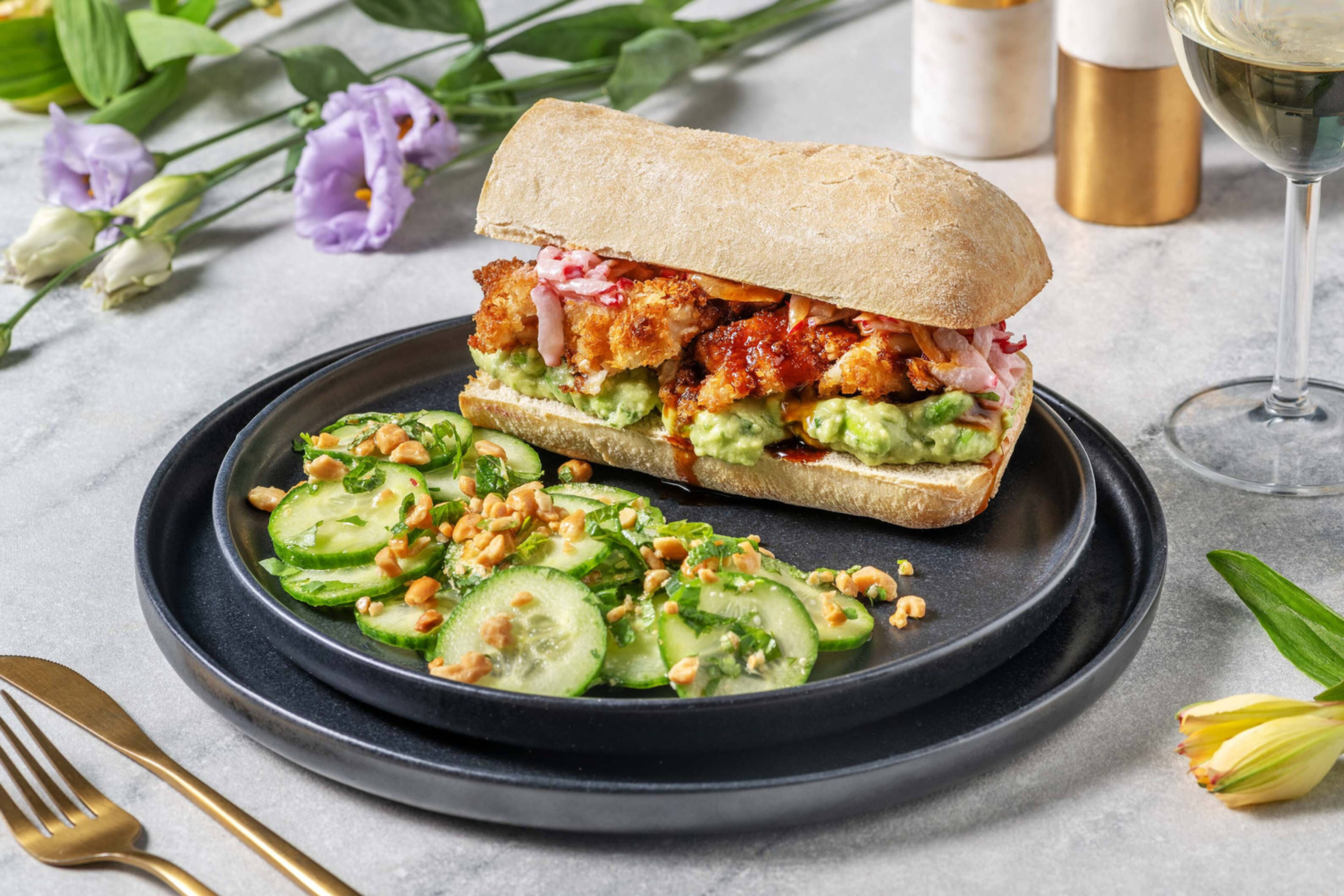 Chicken Katsu Sandwich mit Avocadocreme