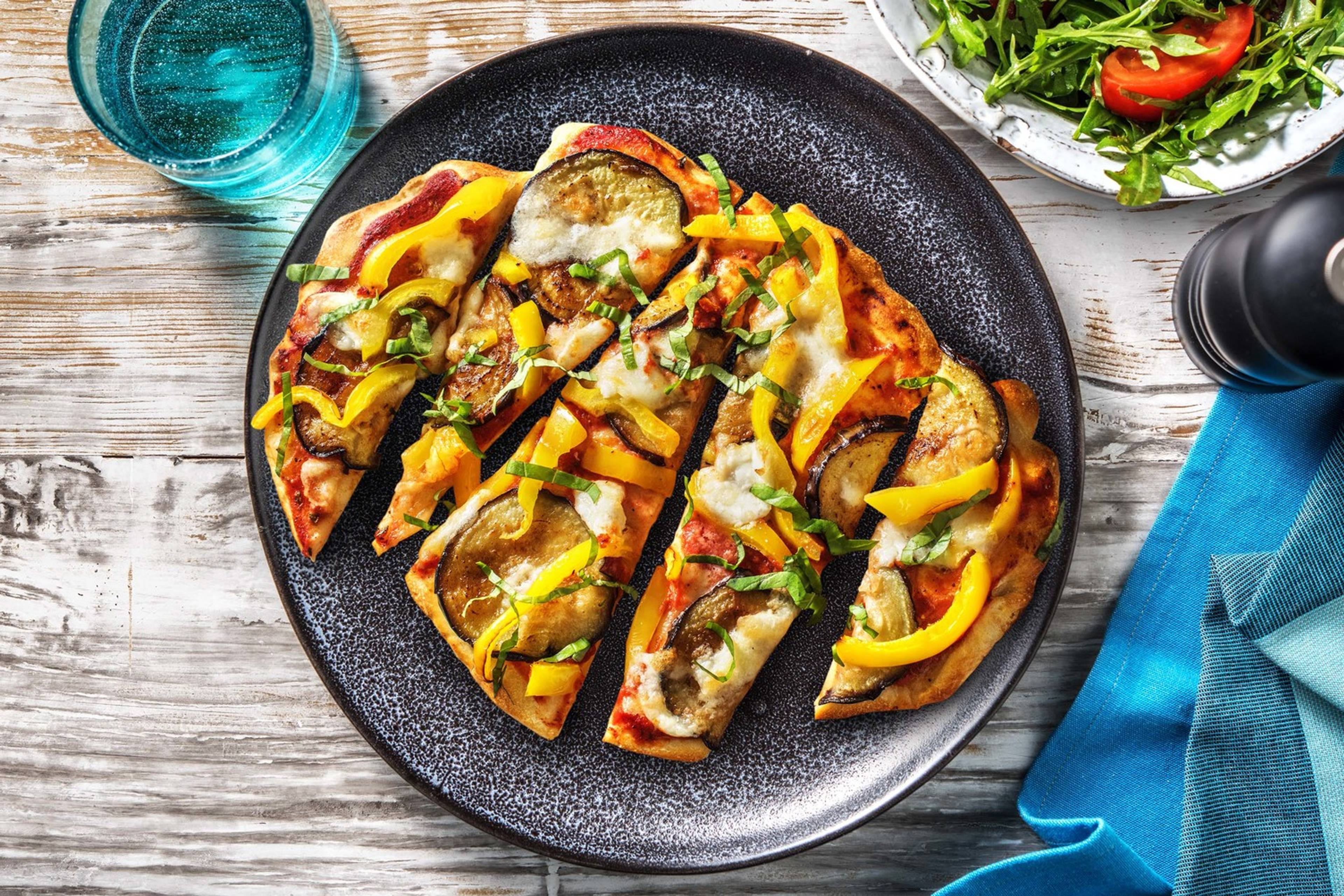 Pizza sur naan à l'aubergine et mozzarelle