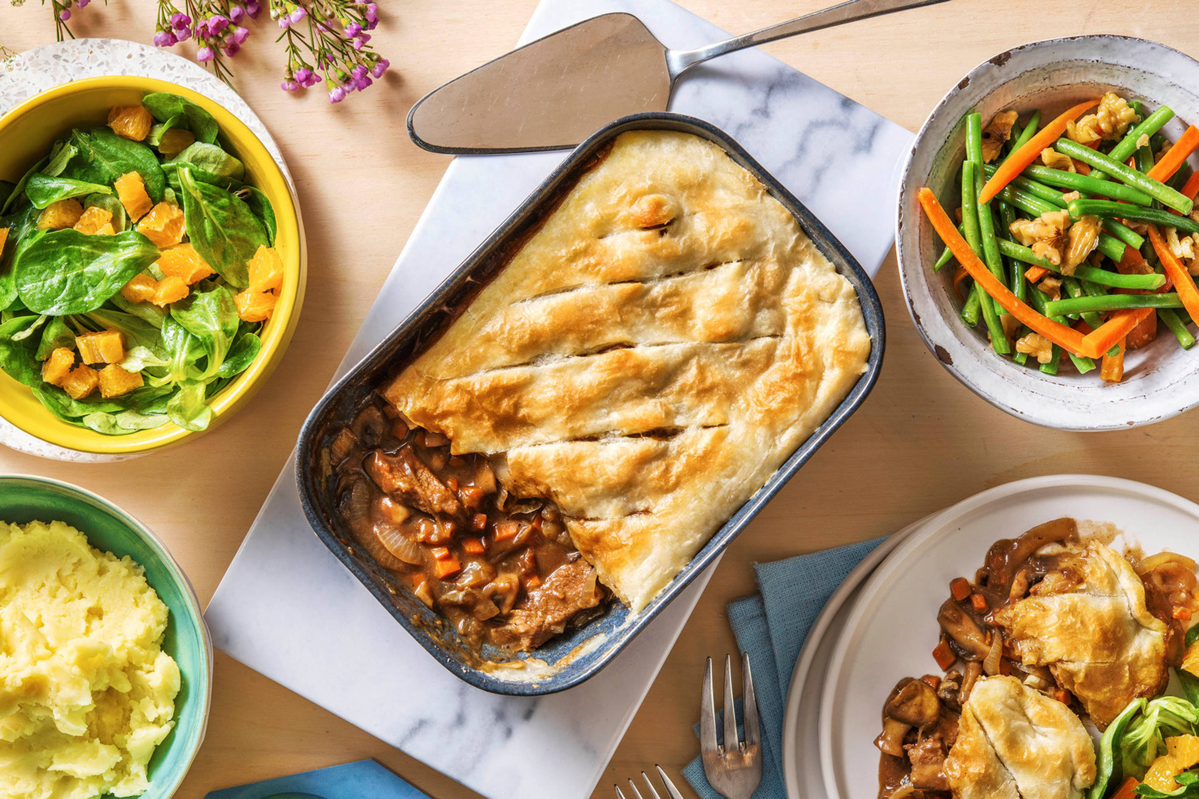 Tourte au ragoût de veau, purée & carottes