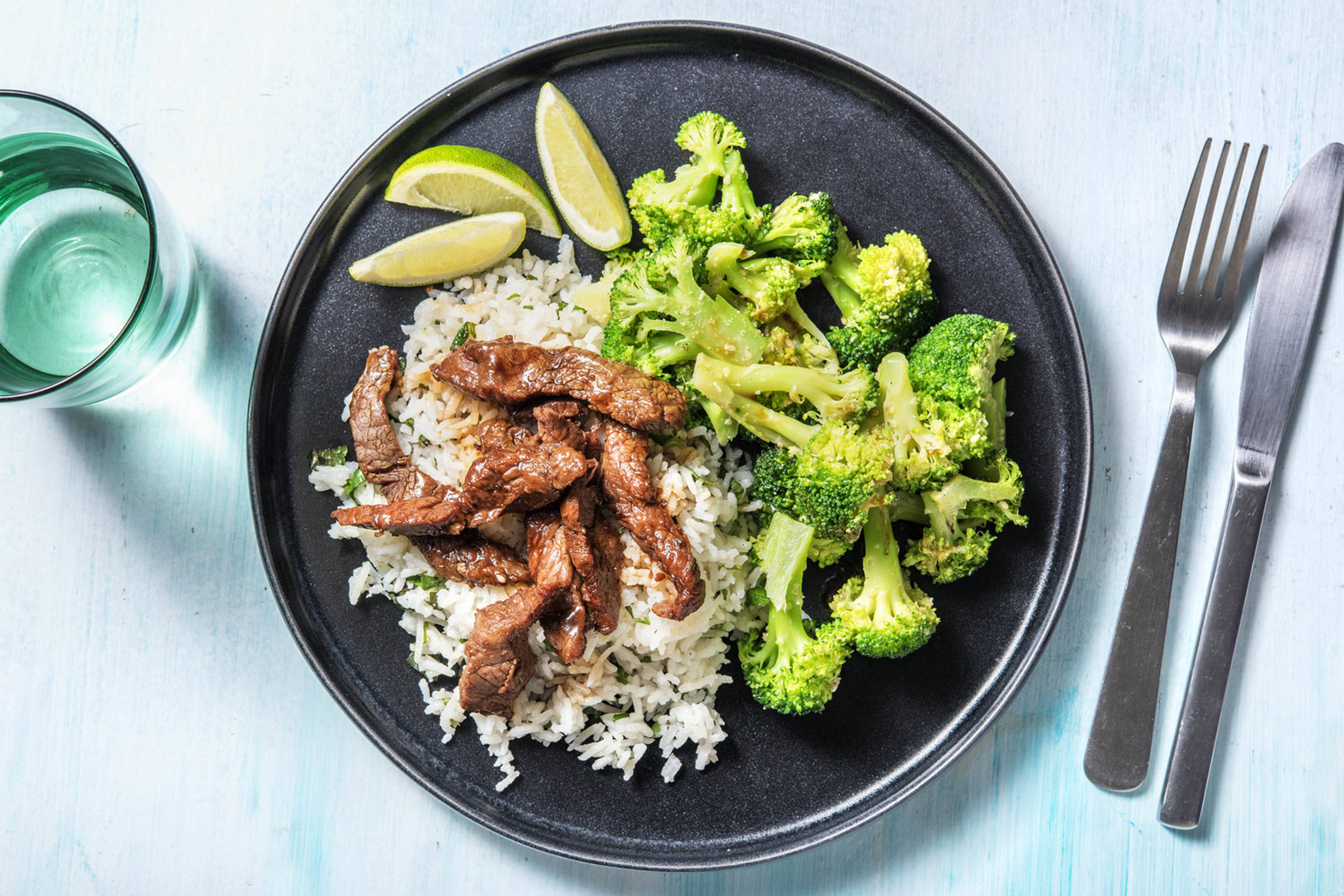 Zoete biefstukreepjes met sesam-broccoli