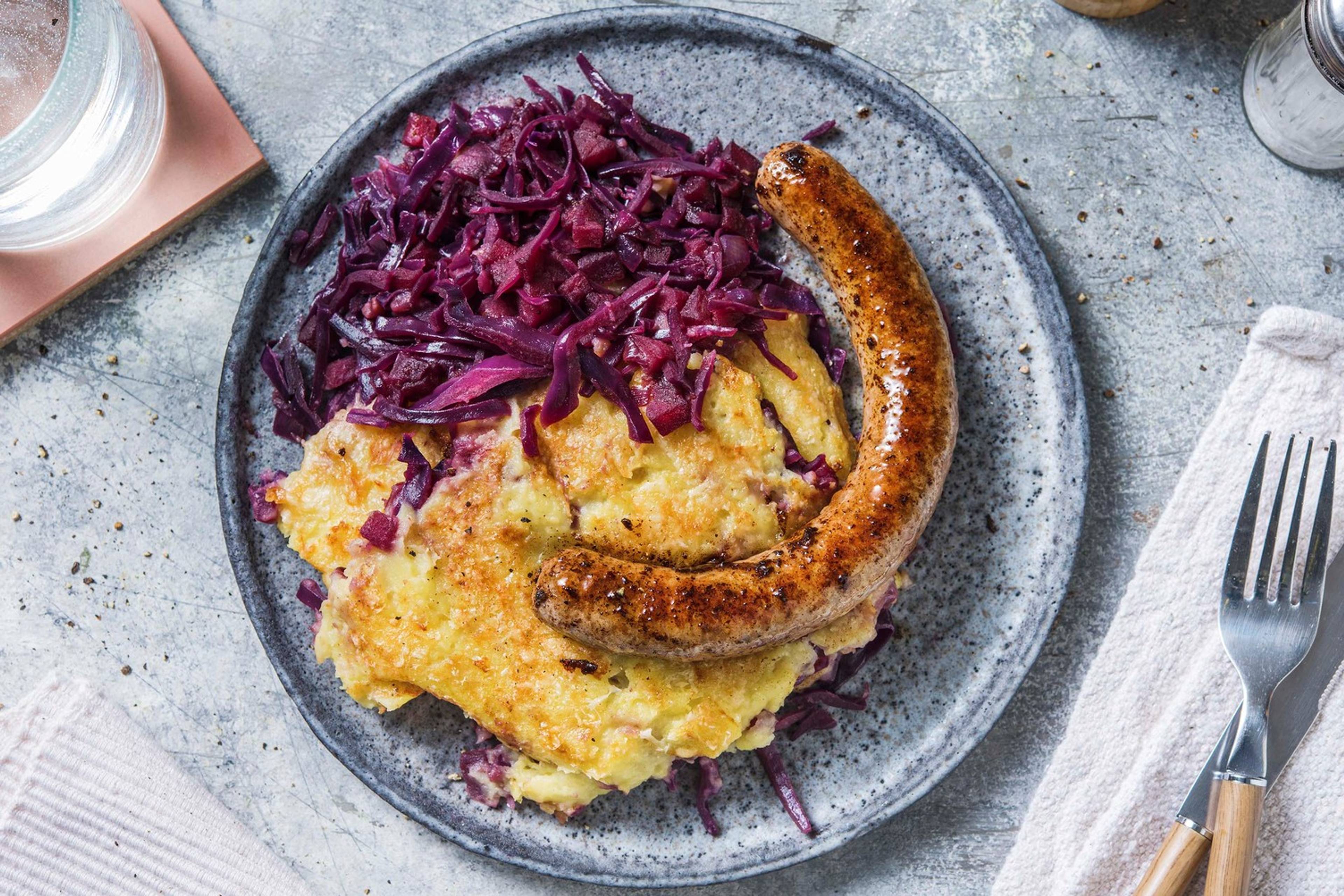 Ovenschotel met kipworst en gestoofde rode kool