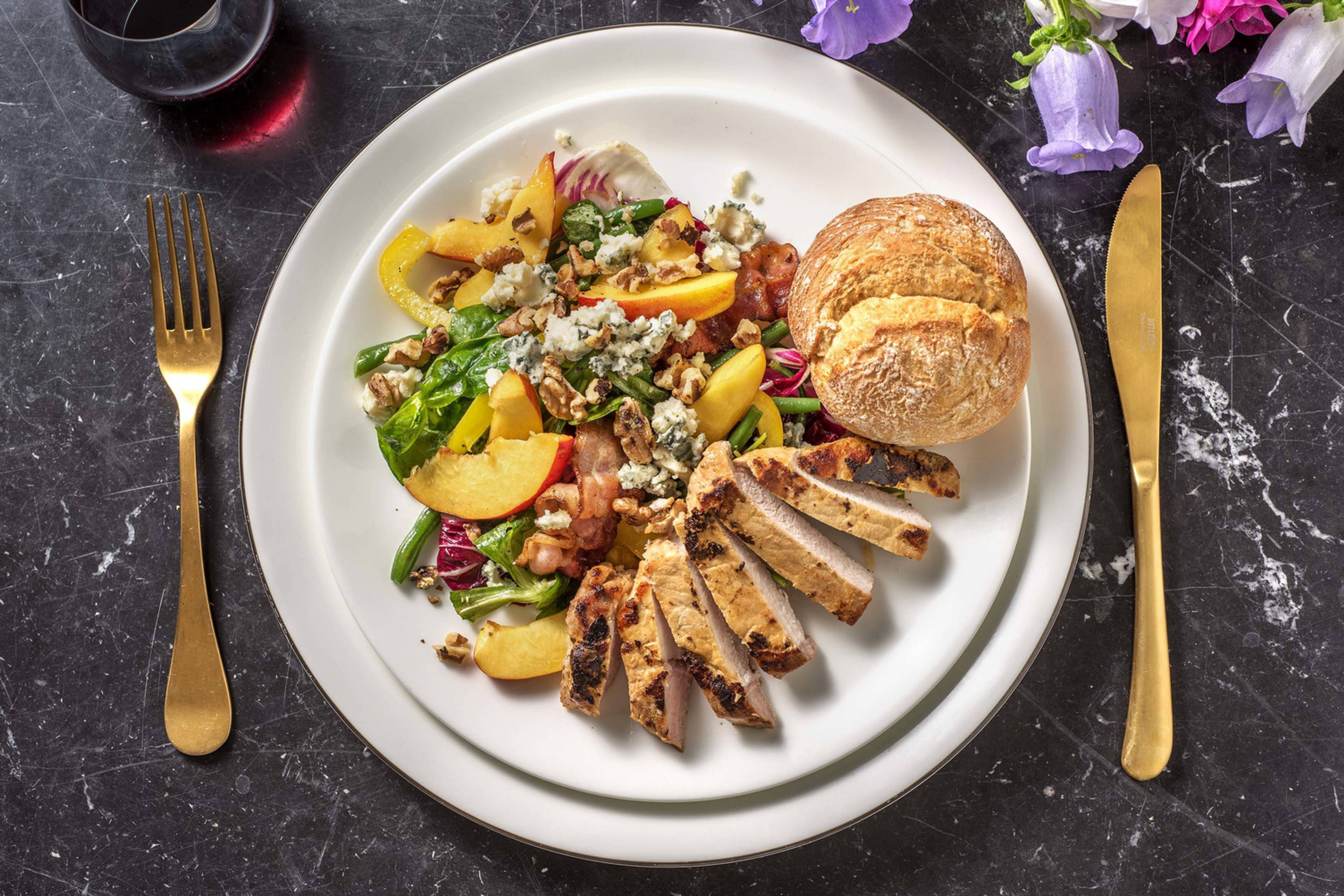 Salade composée de porc poêlé, poire & fourme d'Ambert