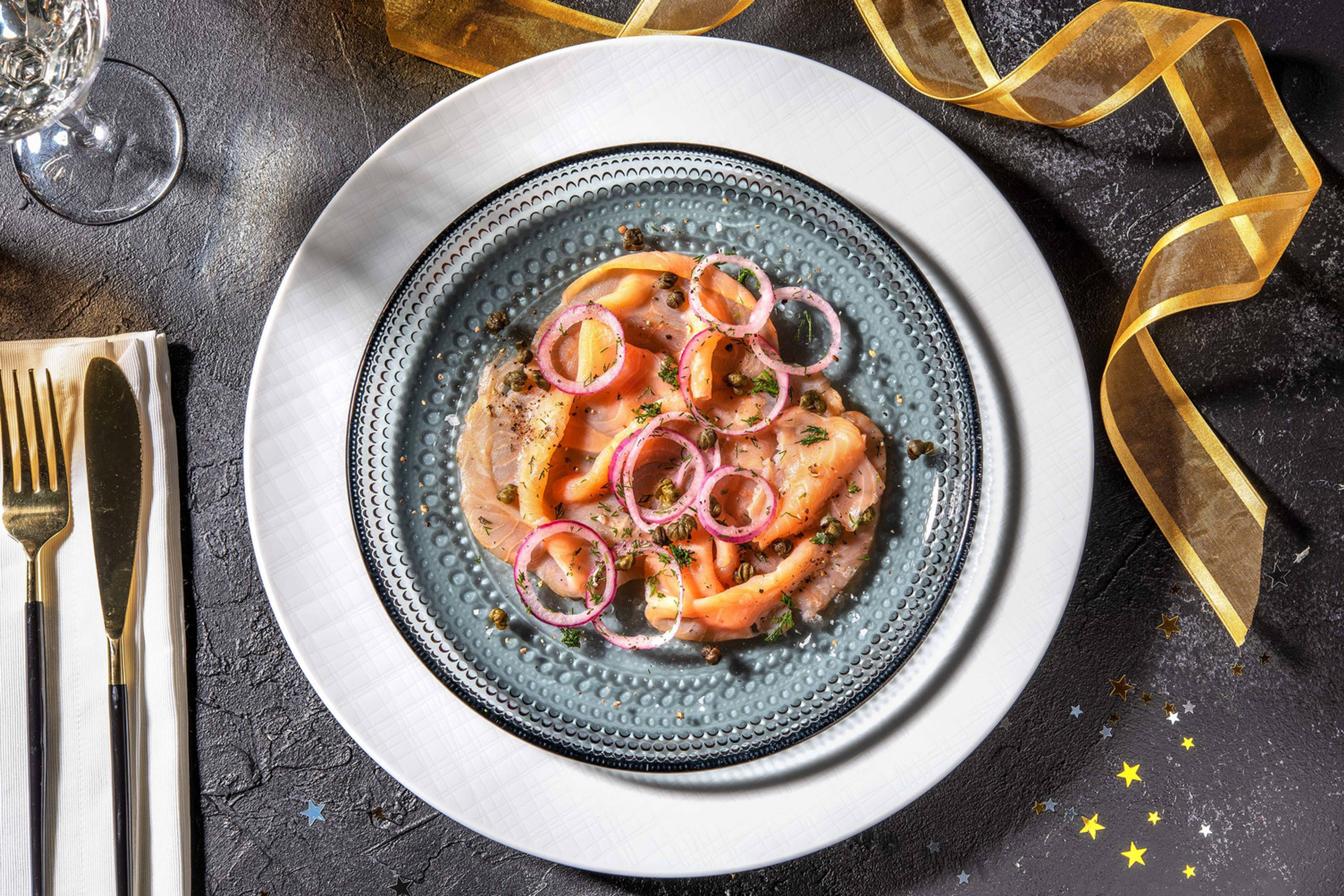 Gerookte zalm met ingelegde rode ui