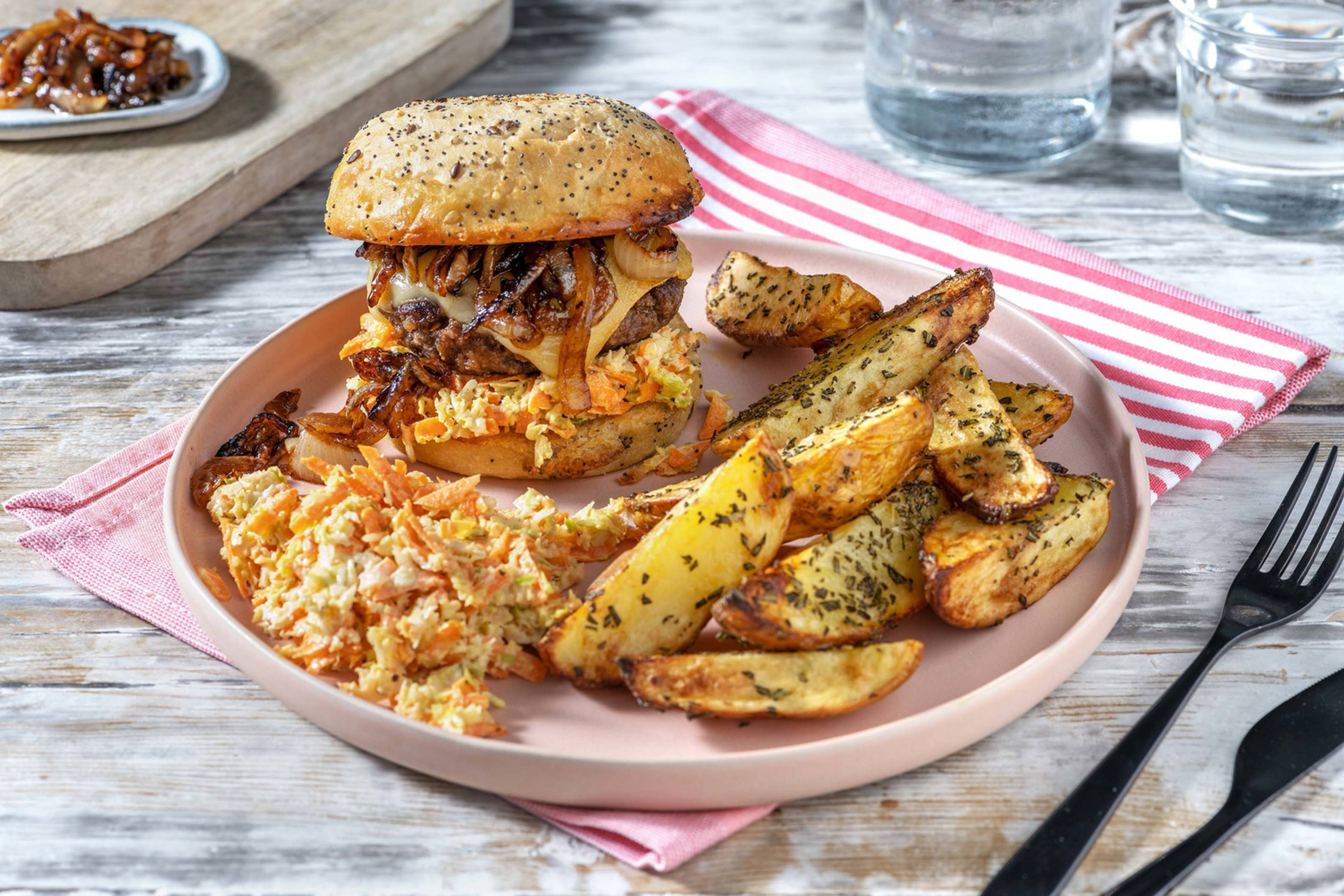Burger de boeuf à la raclette et aux oignons caramélisés