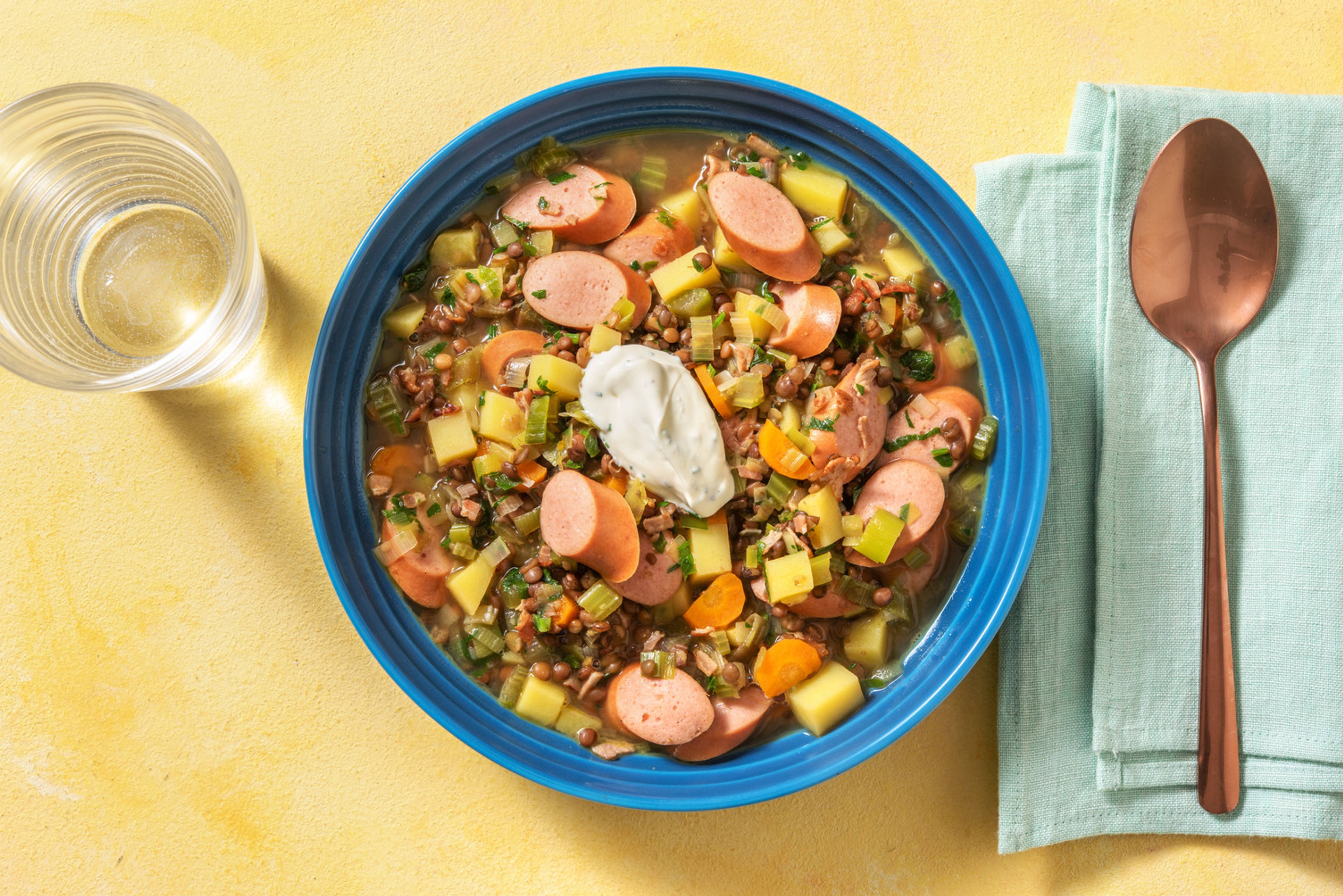 One-Pot-Wonder: Bunter Linseneintopf mit Wienerli