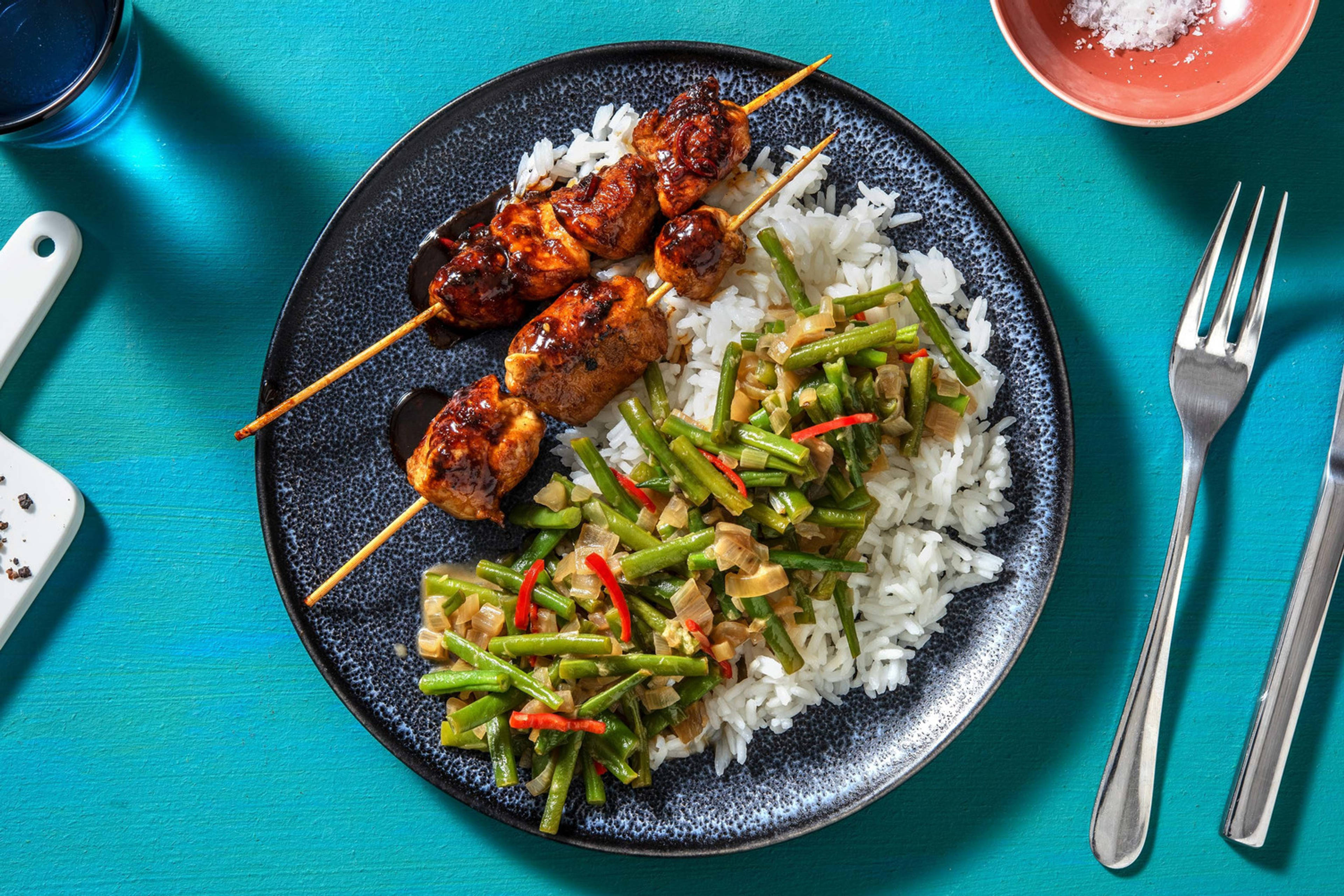Sticky kalkoensaté met gesmoorde kokosboontjes