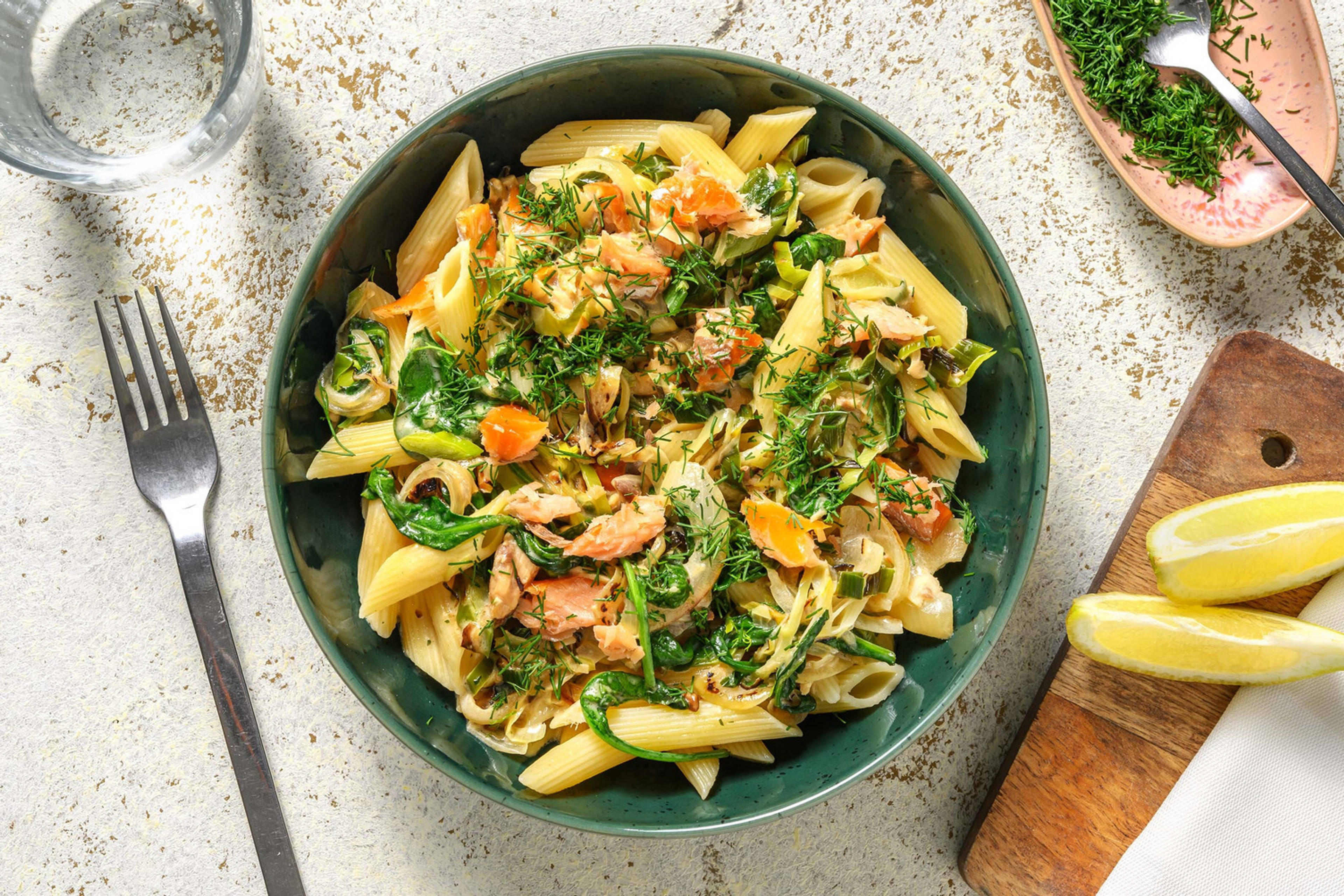 Romige penne met warmgerookte zalm