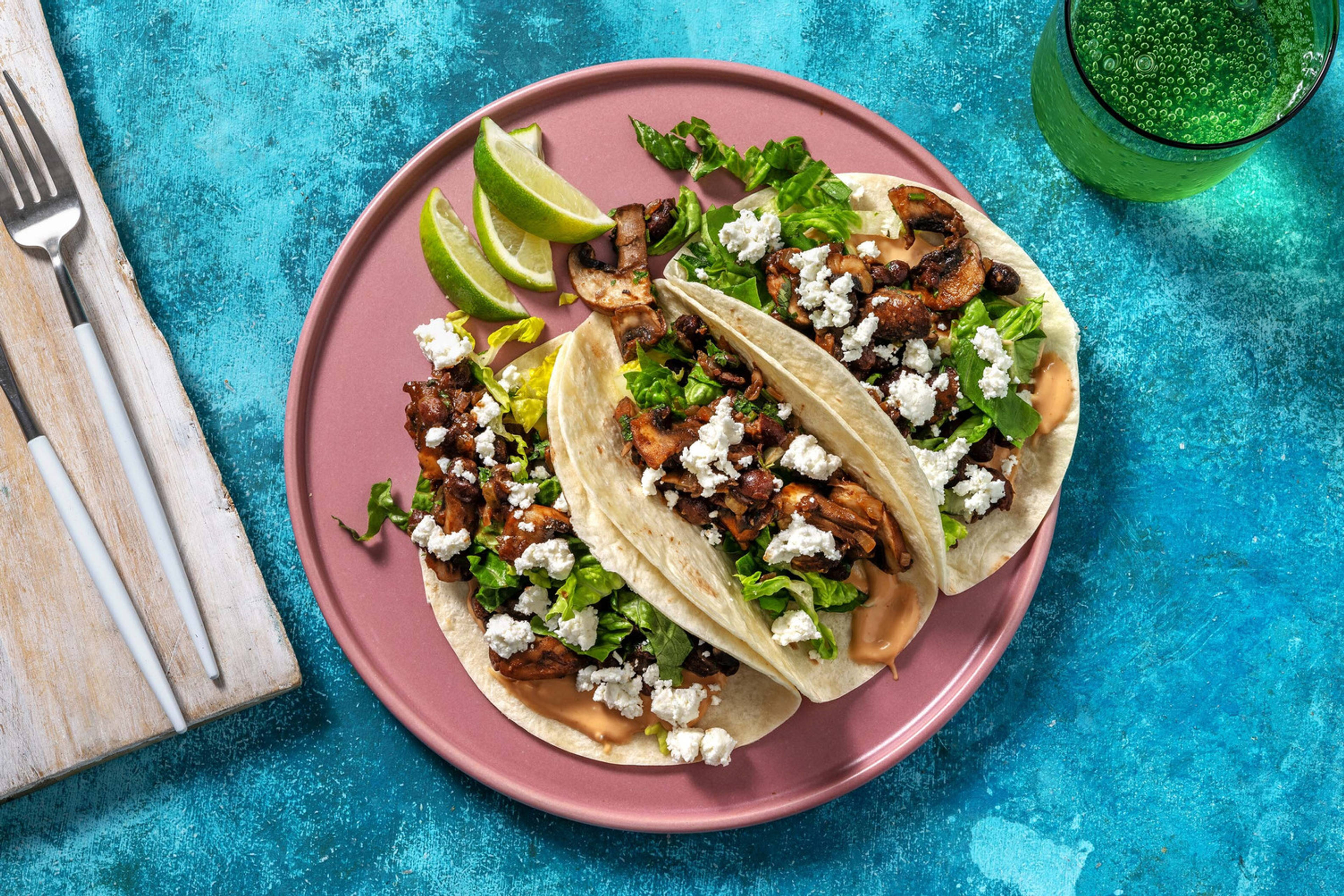 Tacos ai funghi, fagioli e formaggio greco
