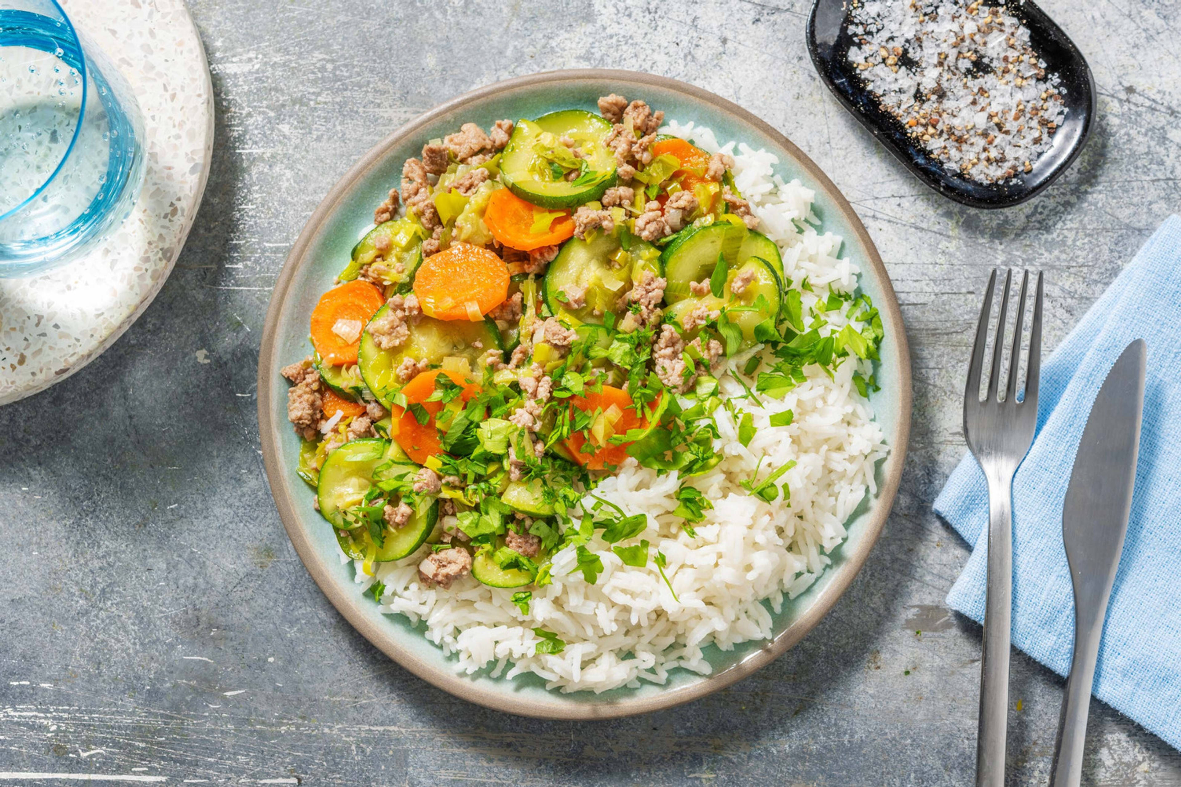 Bowl di riso basmati, salsiccia e verdure