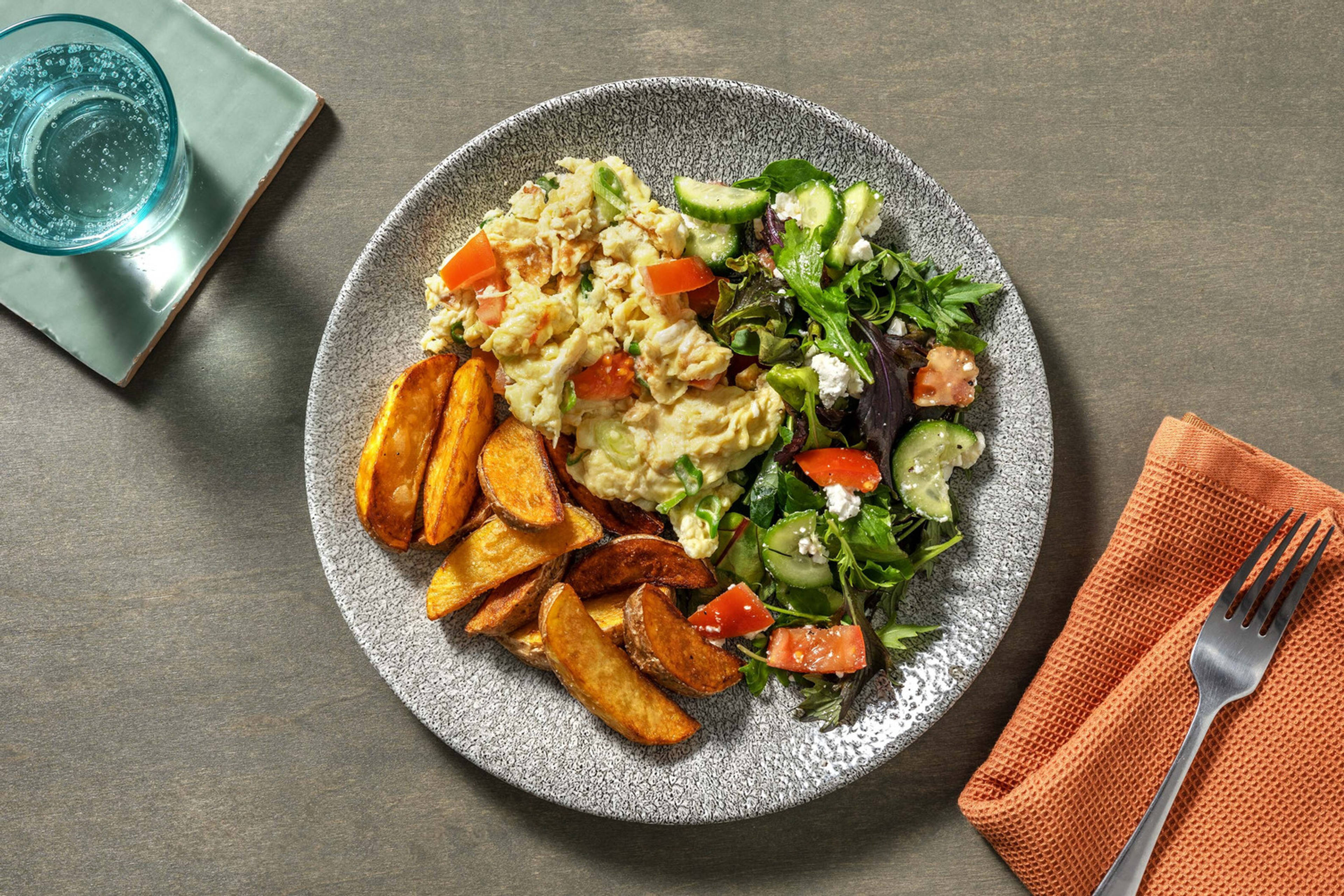 Œufs brouillés à la méditerranéenne et mesclun