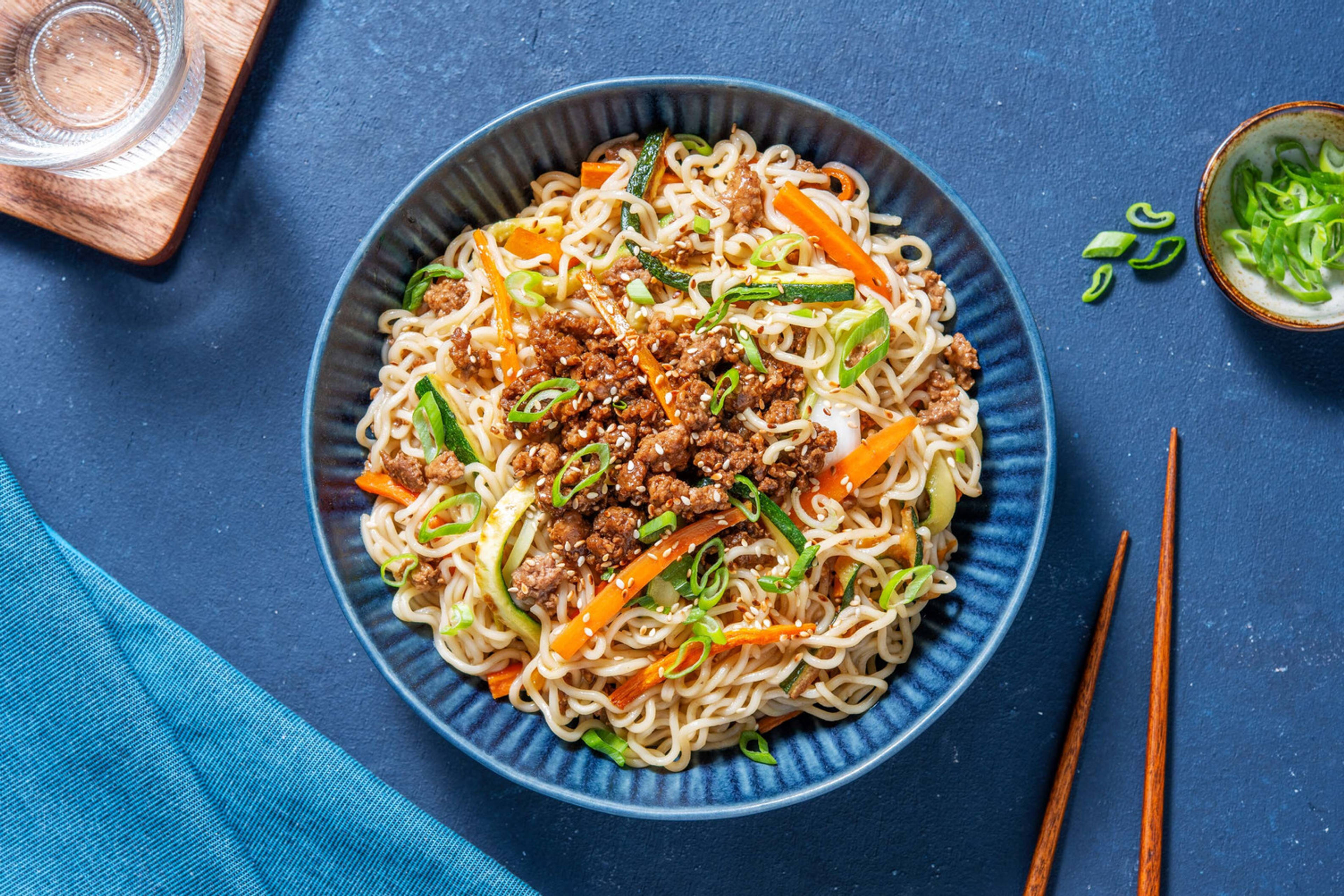 Noodles al ragù teriyaki e cipollotto